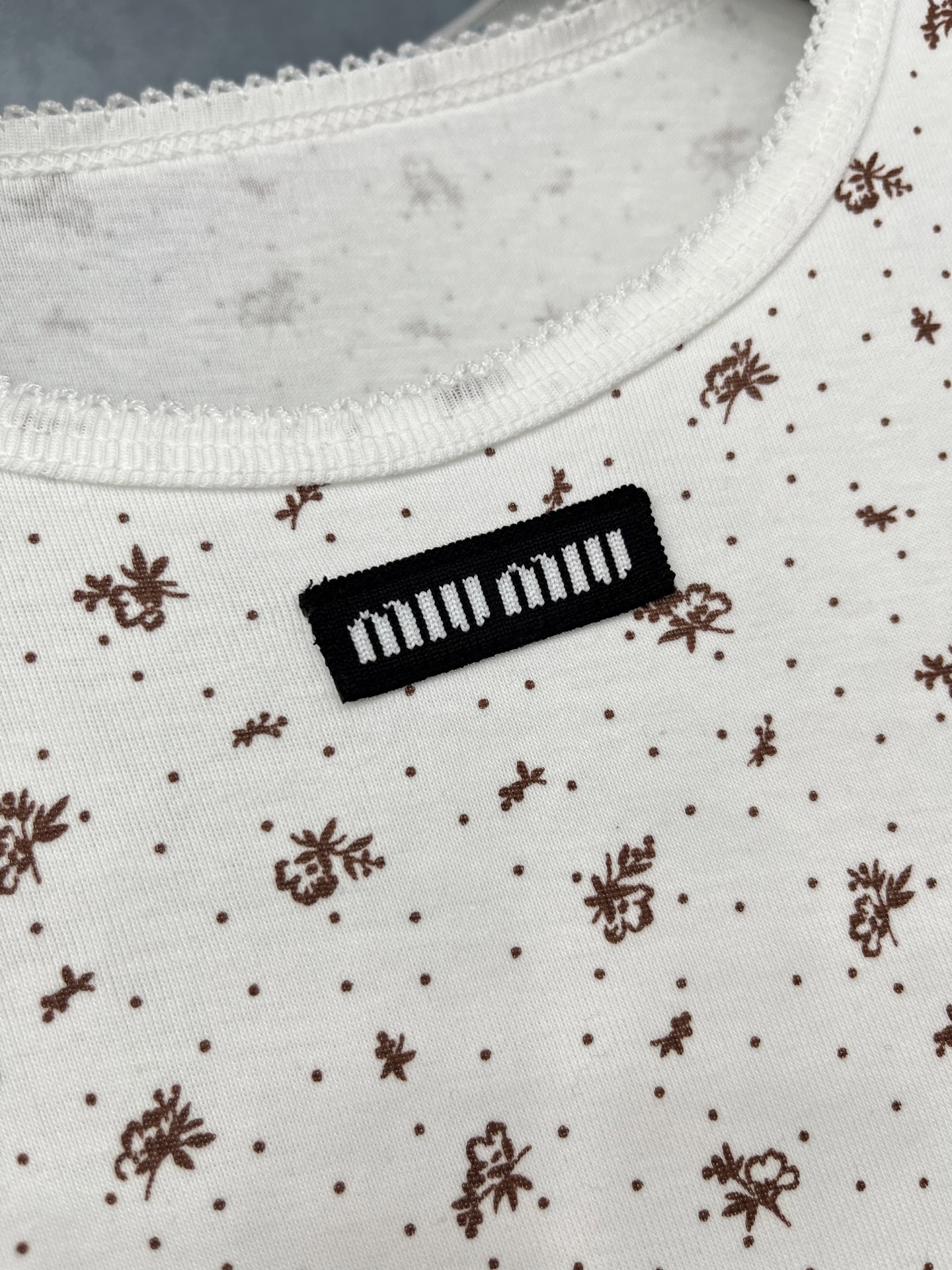 🛒𝐍𝐄𝐖 · 𝟐𝟎𝟐5/爆款现货原单品质 Miu Mi*｜25早秋新款圆领花边短袖T恤 系列款不同于传统