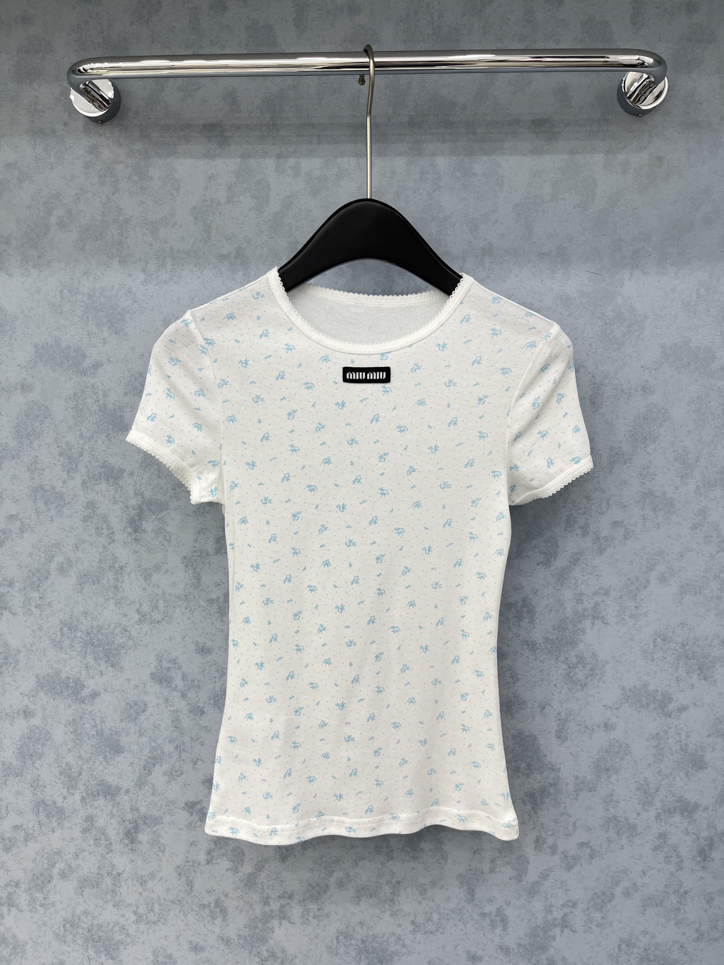🛒𝐍𝐄𝐖 · 𝟐𝟎𝟐5/爆款现货原单品质 Miu Mi*｜25早秋新款圆领花边短袖T恤 系列款不同于传统