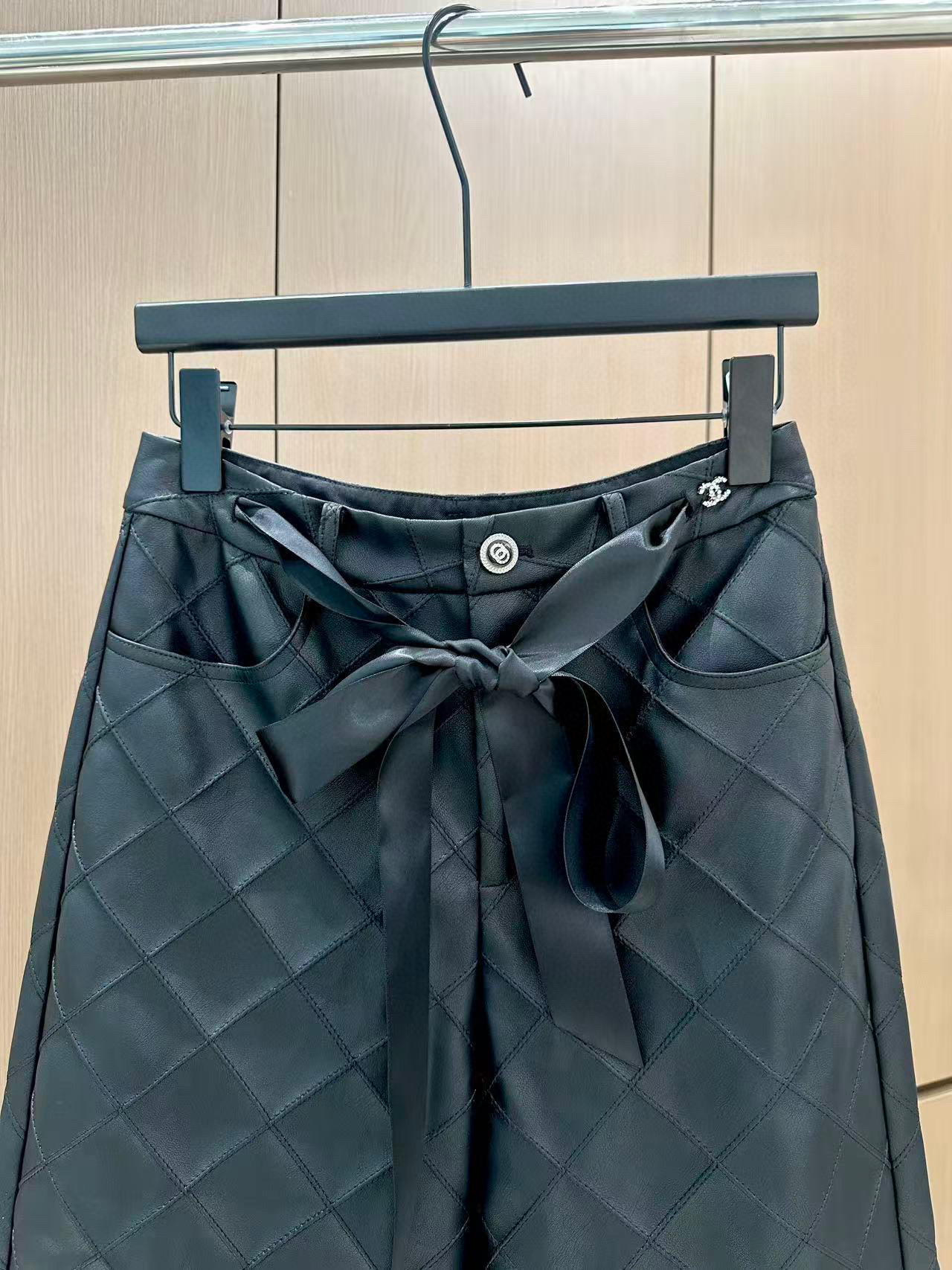 🛒𝐍𝐄𝐖 · 𝟐𝟎𝟐5/爆款现货设计师 原创｜25新款环保♻️进口植物蛋白皮菱格纹八分皮裤手感柔软细腻，