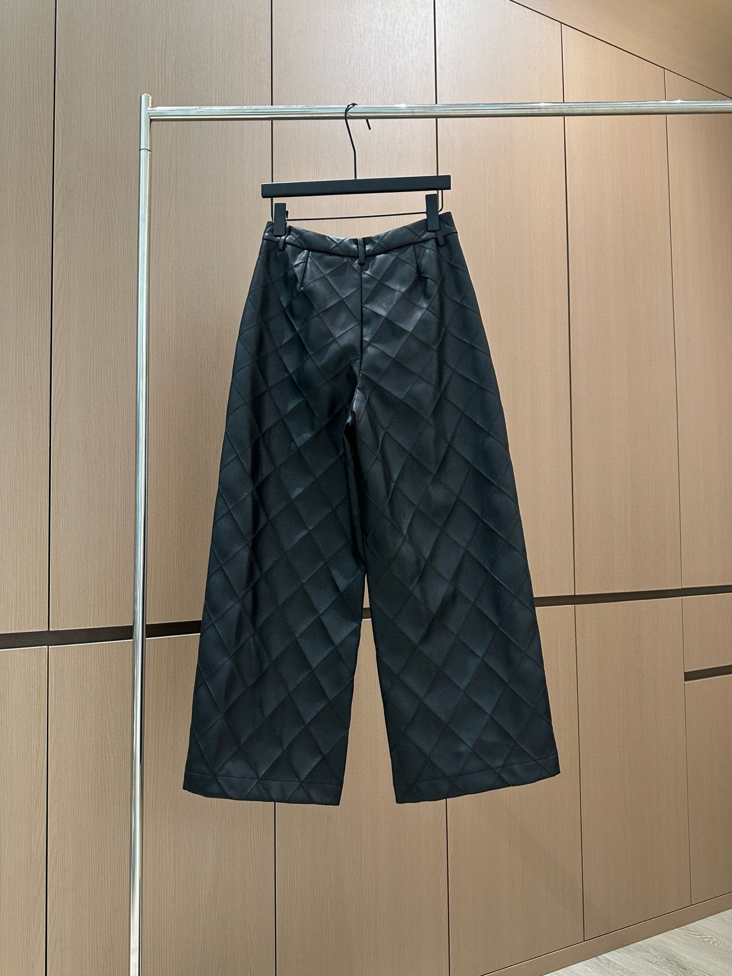 🛒𝐍𝐄𝐖 · 𝟐𝟎𝟐5/爆款现货设计师 原创｜25新款环保♻️进口植物蛋白皮菱格纹八分皮裤手感柔软细腻，