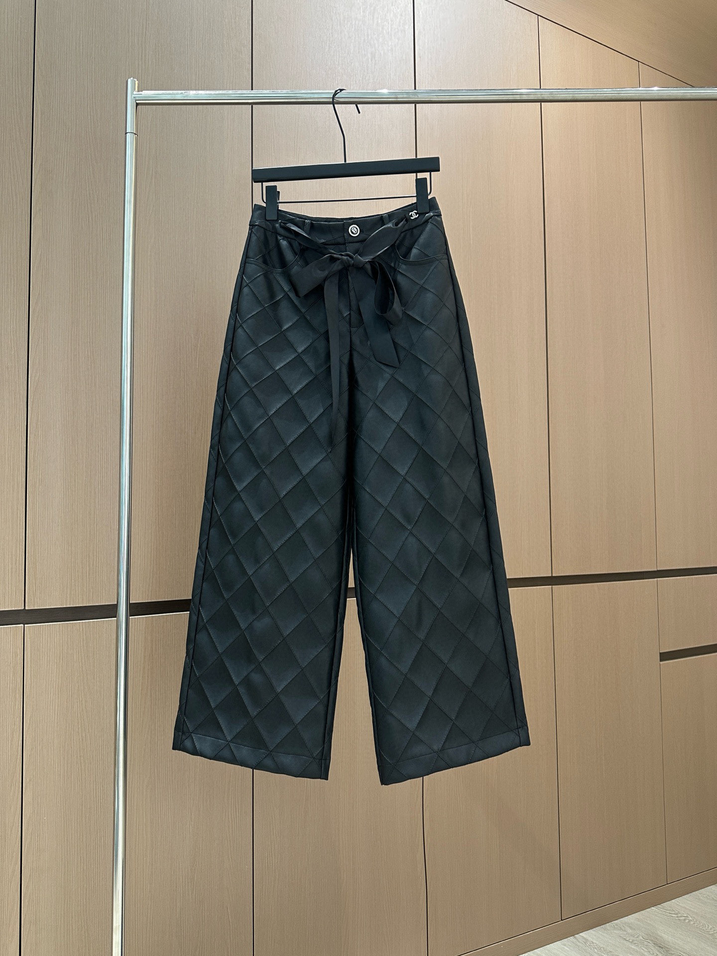 🛒𝐍𝐄𝐖 · 𝟐𝟎𝟐5/爆款现货设计师 原创｜25新款环保♻️进口植物蛋白皮菱格纹八分皮裤手感柔软细腻，