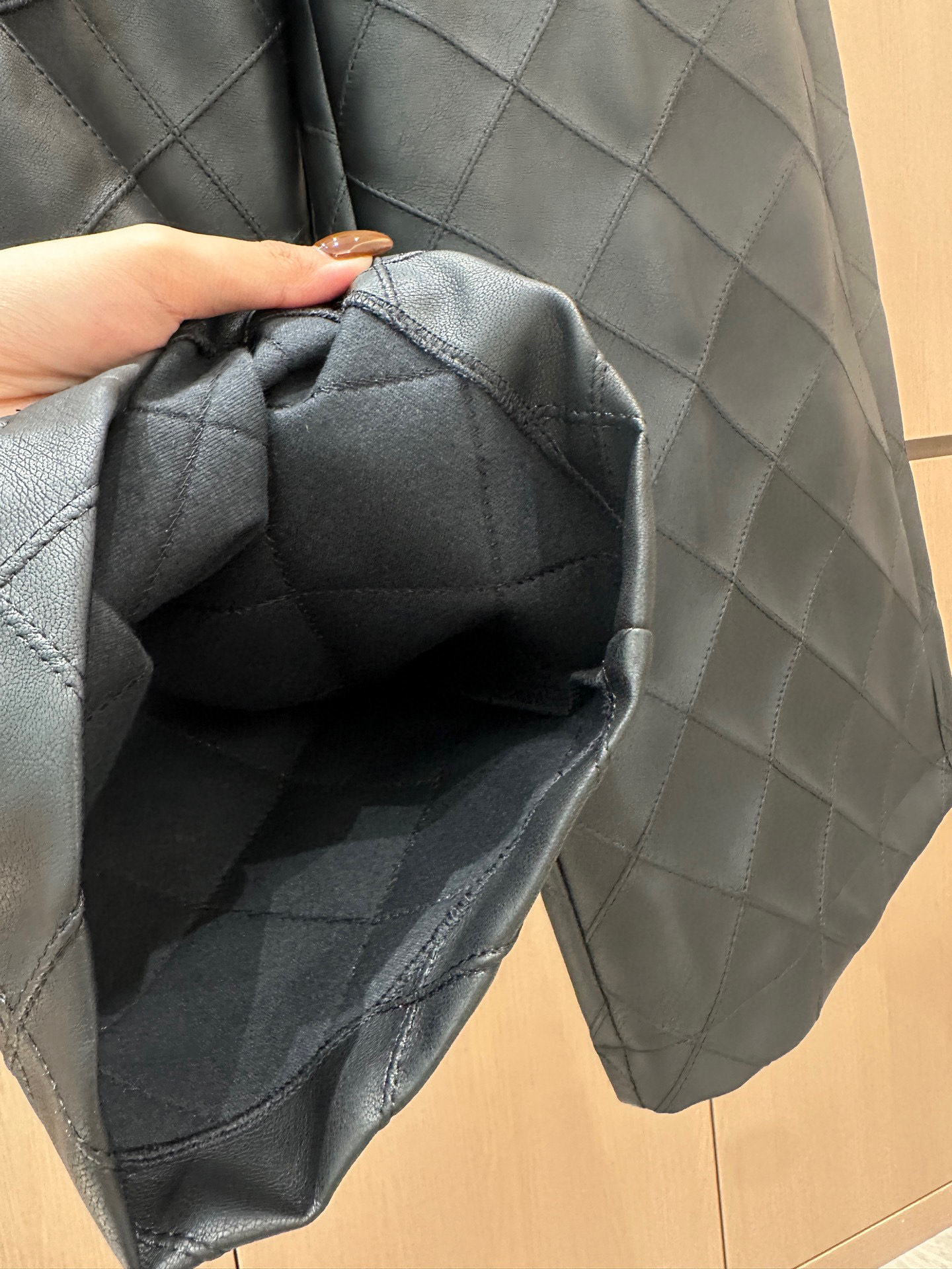 🛒𝐍𝐄𝐖 · 𝟐𝟎𝟐5/爆款现货设计师 原创｜25新款环保♻️进口植物蛋白皮菱格纹八分皮裤手感柔软细腻，