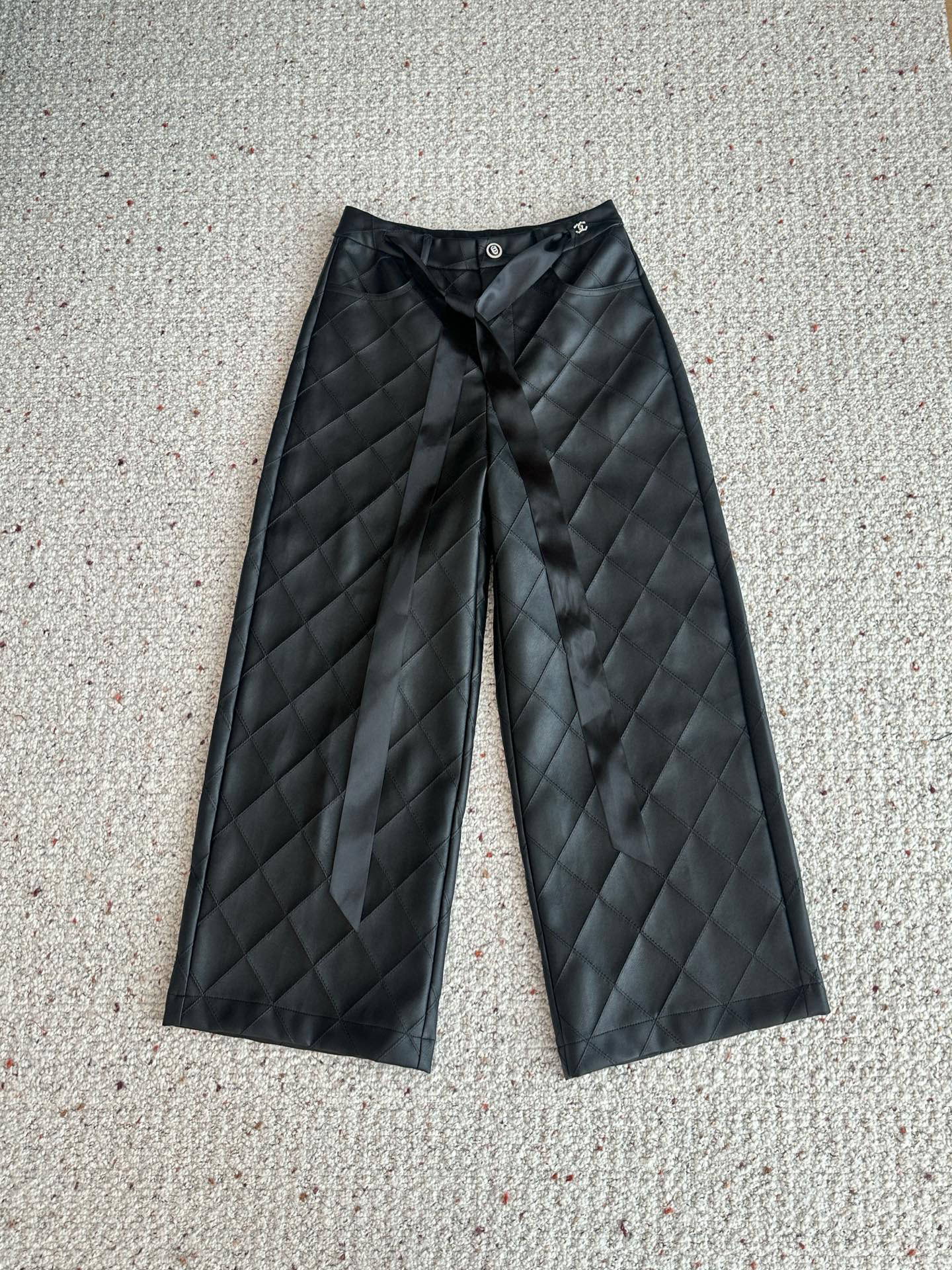 🛒𝐍𝐄𝐖 · 𝟐𝟎𝟐5/爆款现货设计师 原创｜25新款环保♻️进口植物蛋白皮菱格纹八分皮裤手感柔软细腻，