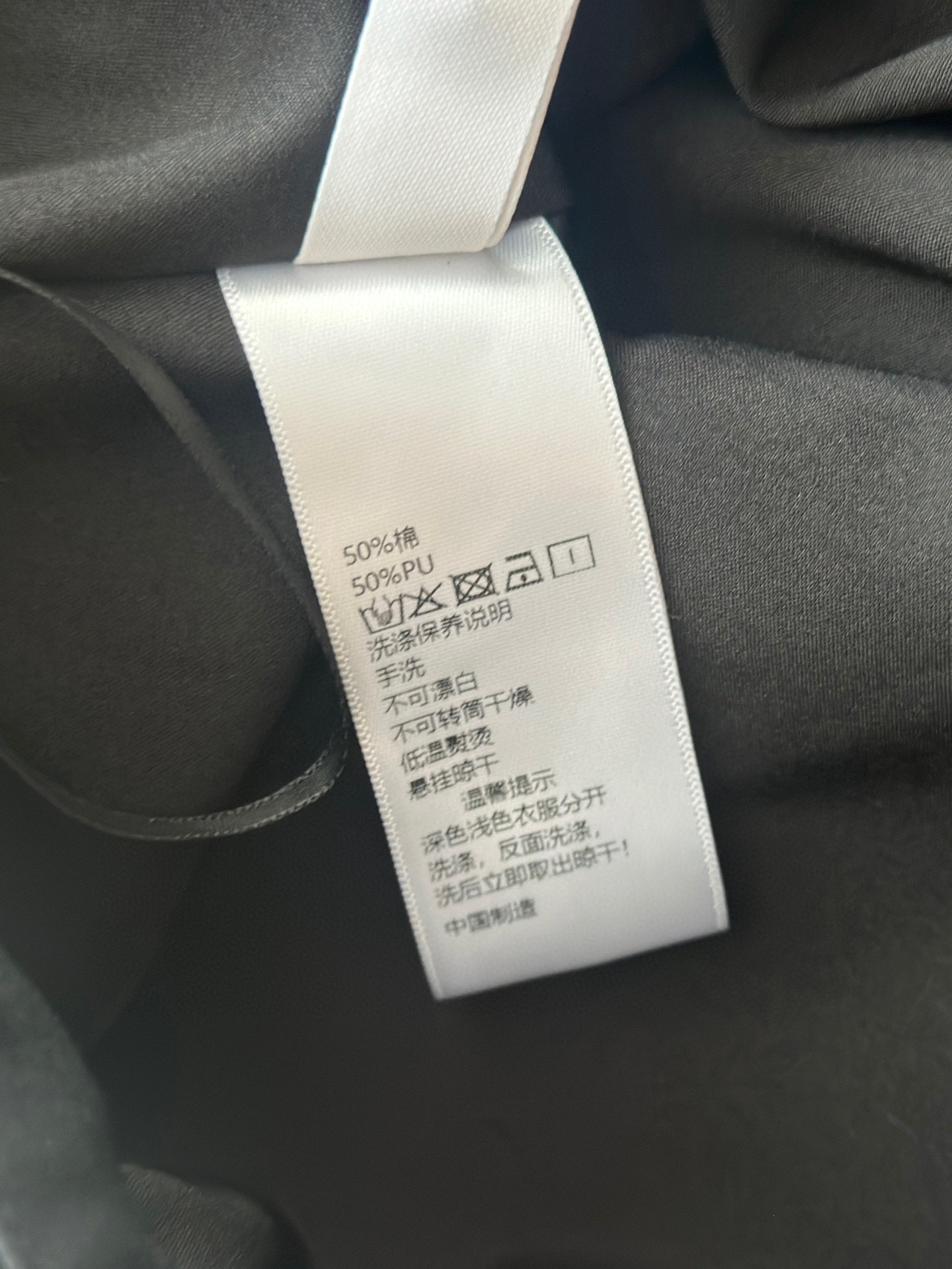 🛒𝐍𝐄𝐖 · 𝟐𝟎𝟐5/爆款现货设计师 原创｜25新款环保♻️进口植物蛋白皮菱格纹八分皮裤手感柔软细腻，