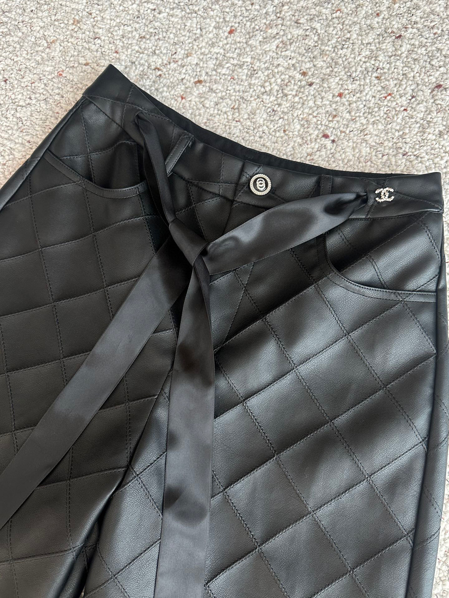 🛒𝐍𝐄𝐖 · 𝟐𝟎𝟐5/爆款现货设计师 原创｜25新款环保♻️进口植物蛋白皮菱格纹八分皮裤手感柔软细腻，