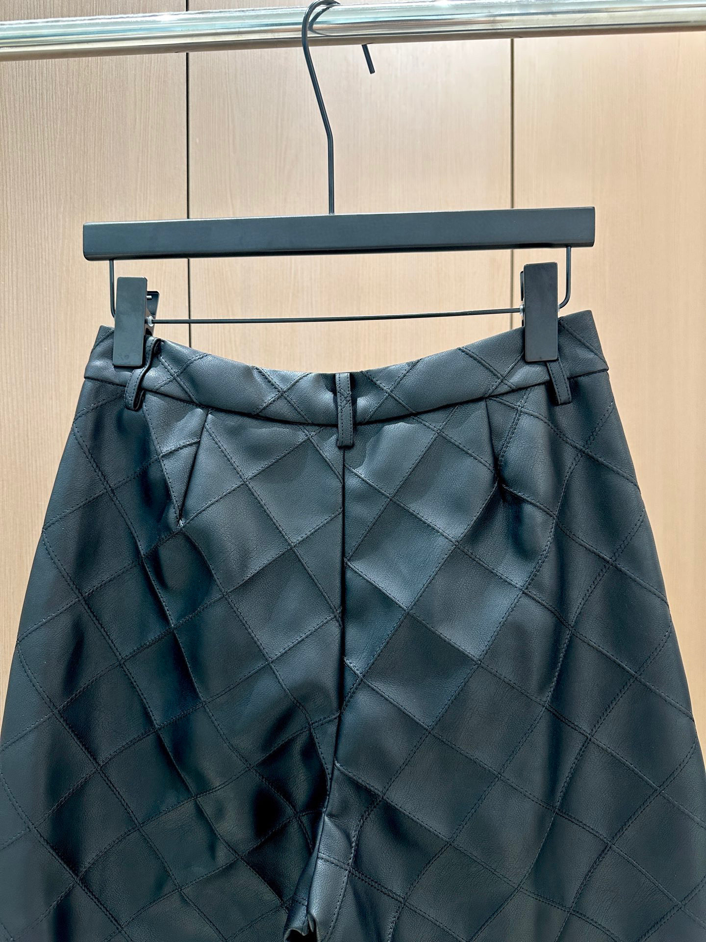 🛒𝐍𝐄𝐖 · 𝟐𝟎𝟐5/爆款现货设计师 原创｜25新款环保♻️进口植物蛋白皮菱格纹八分皮裤手感柔软细腻，