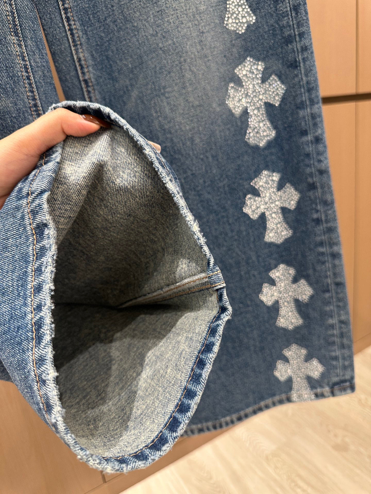 🛒𝐍𝐄𝐖 · 𝟐𝟎𝟐5/爆款现货设计师 原创｜2025 烫钻抓绒牛仔裤定制YB斜纹棉牛仔材质 工艺洗水处