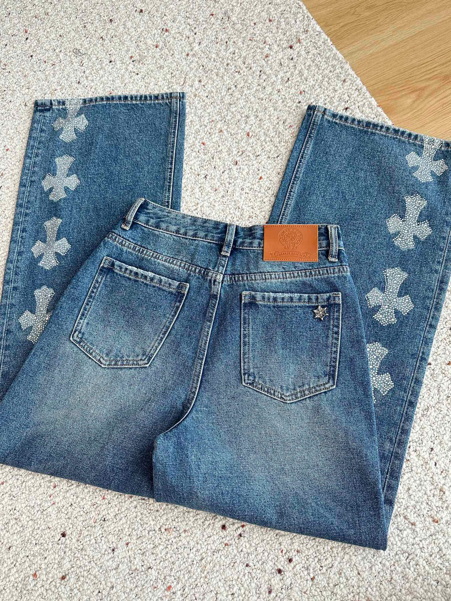 🛒𝐍𝐄𝐖 · 𝟐𝟎𝟐5/爆款现货设计师 原创｜2025 烫钻抓绒牛仔裤定制YB斜纹棉牛仔材质 工艺洗水处