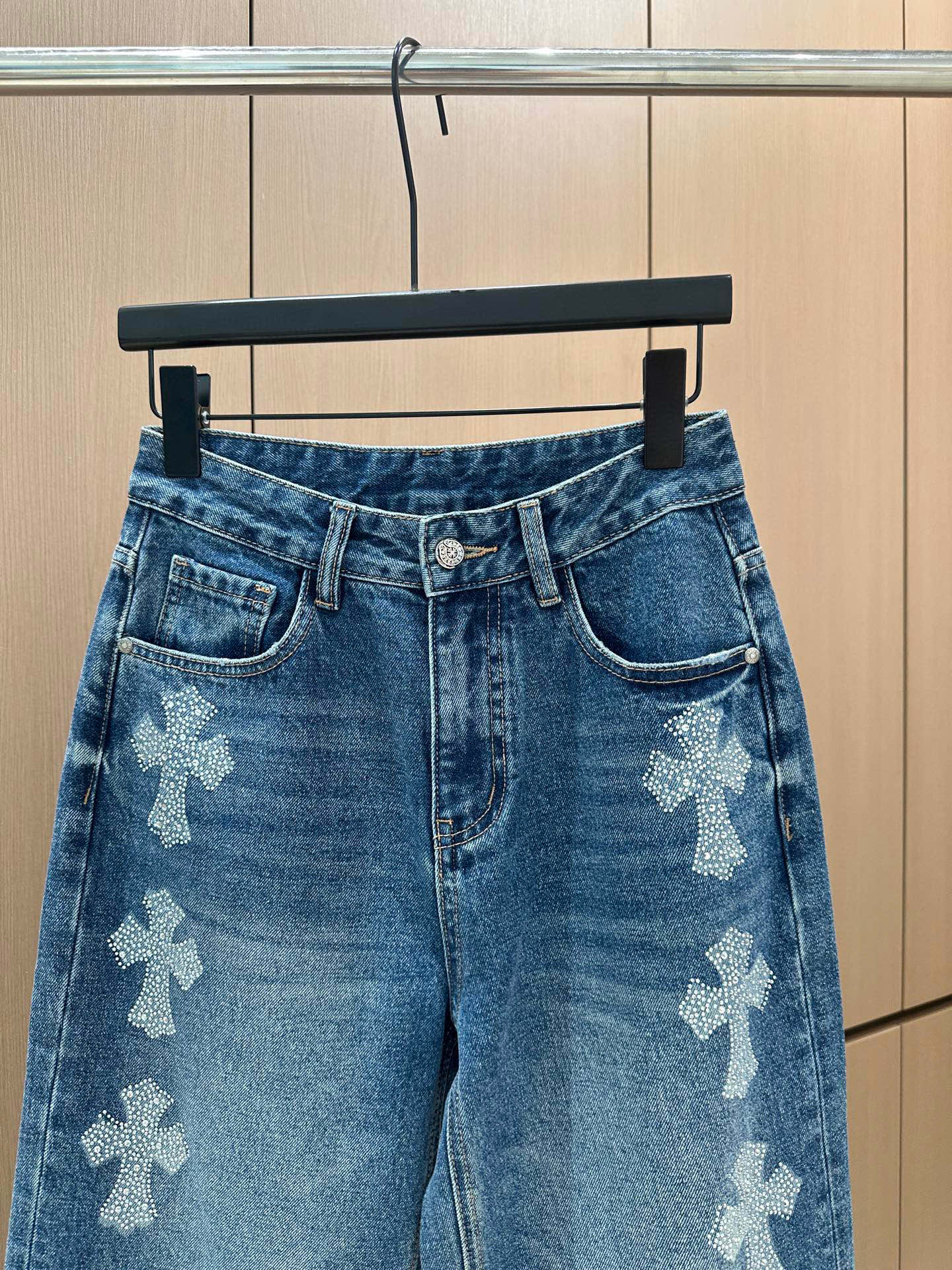 🛒𝐍𝐄𝐖 · 𝟐𝟎𝟐5/爆款现货设计师 原创｜2025 烫钻抓绒牛仔裤定制YB斜纹棉牛仔材质 工艺洗水处