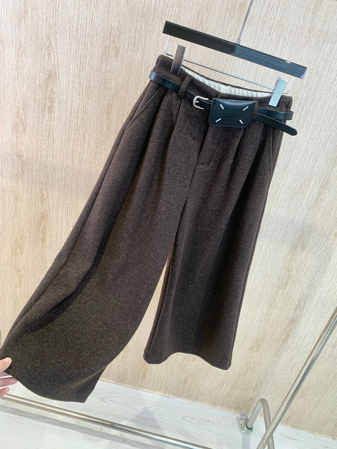 🛒𝐍𝐄𝐖 · 𝟐𝟎𝟐5/爆款现货原创 设计师｜2025新品九分加厚毛呢休闲裤订制包包腰带 质感光泽 垂顺