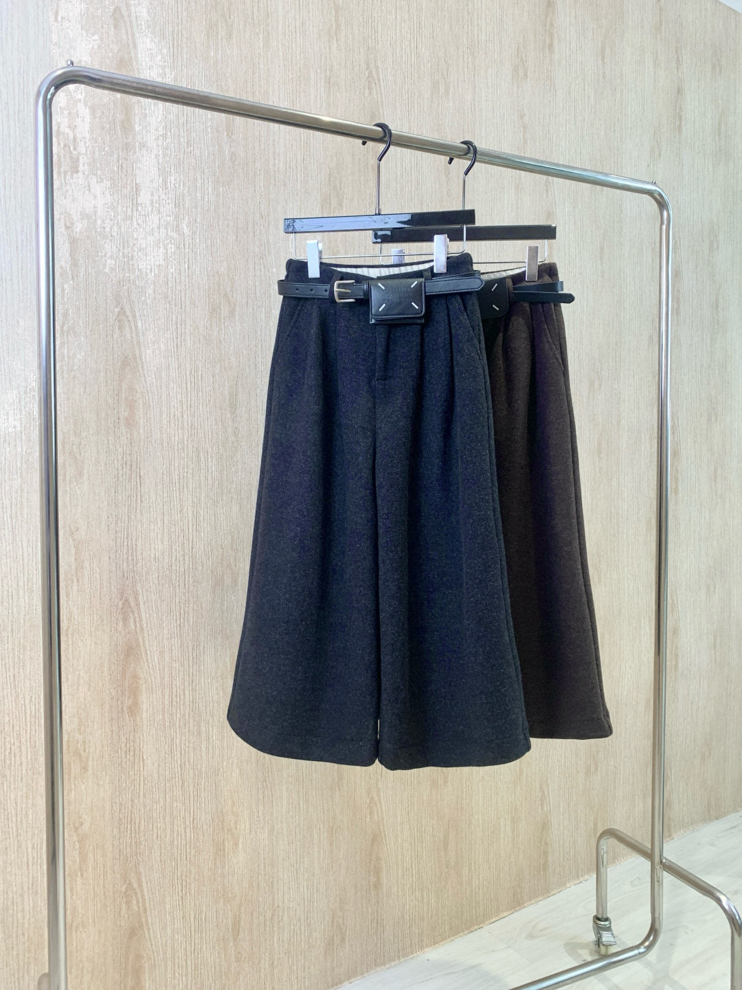 🛒𝐍𝐄𝐖 · 𝟐𝟎𝟐5/爆款现货原创 设计师｜2025新品九分加厚毛呢休闲裤订制包包腰带 质感光泽 垂顺
