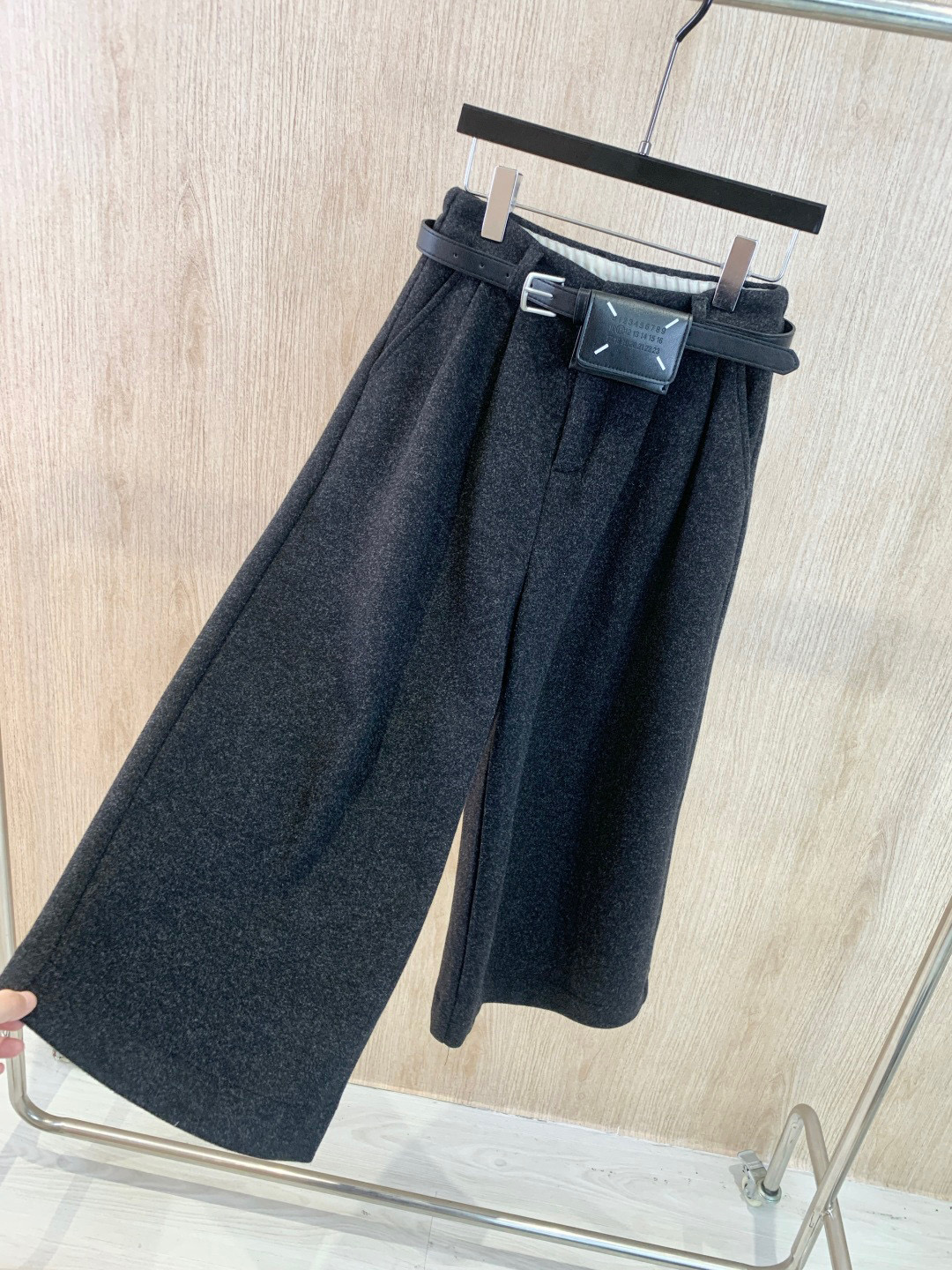 🛒𝐍𝐄𝐖 · 𝟐𝟎𝟐5/爆款现货原创 设计师｜2025新品九分加厚毛呢休闲裤订制包包腰带 质感光泽 垂顺