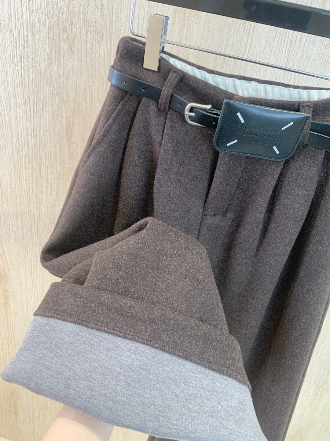 🛒𝐍𝐄𝐖 · 𝟐𝟎𝟐5/爆款现货原创 设计师｜2025新品九分加厚毛呢休闲裤订制包包腰带 质感光泽 垂顺