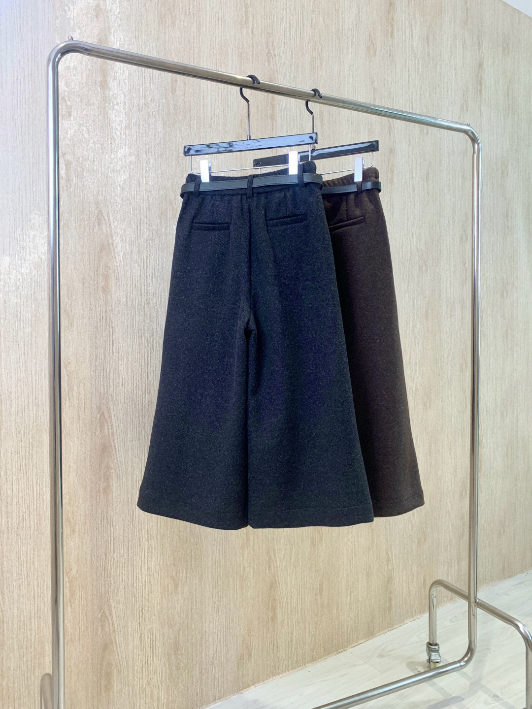🛒𝐍𝐄𝐖 · 𝟐𝟎𝟐5/爆款现货原创 设计师｜2025新品九分加厚毛呢休闲裤订制包包腰带 质感光泽 垂顺