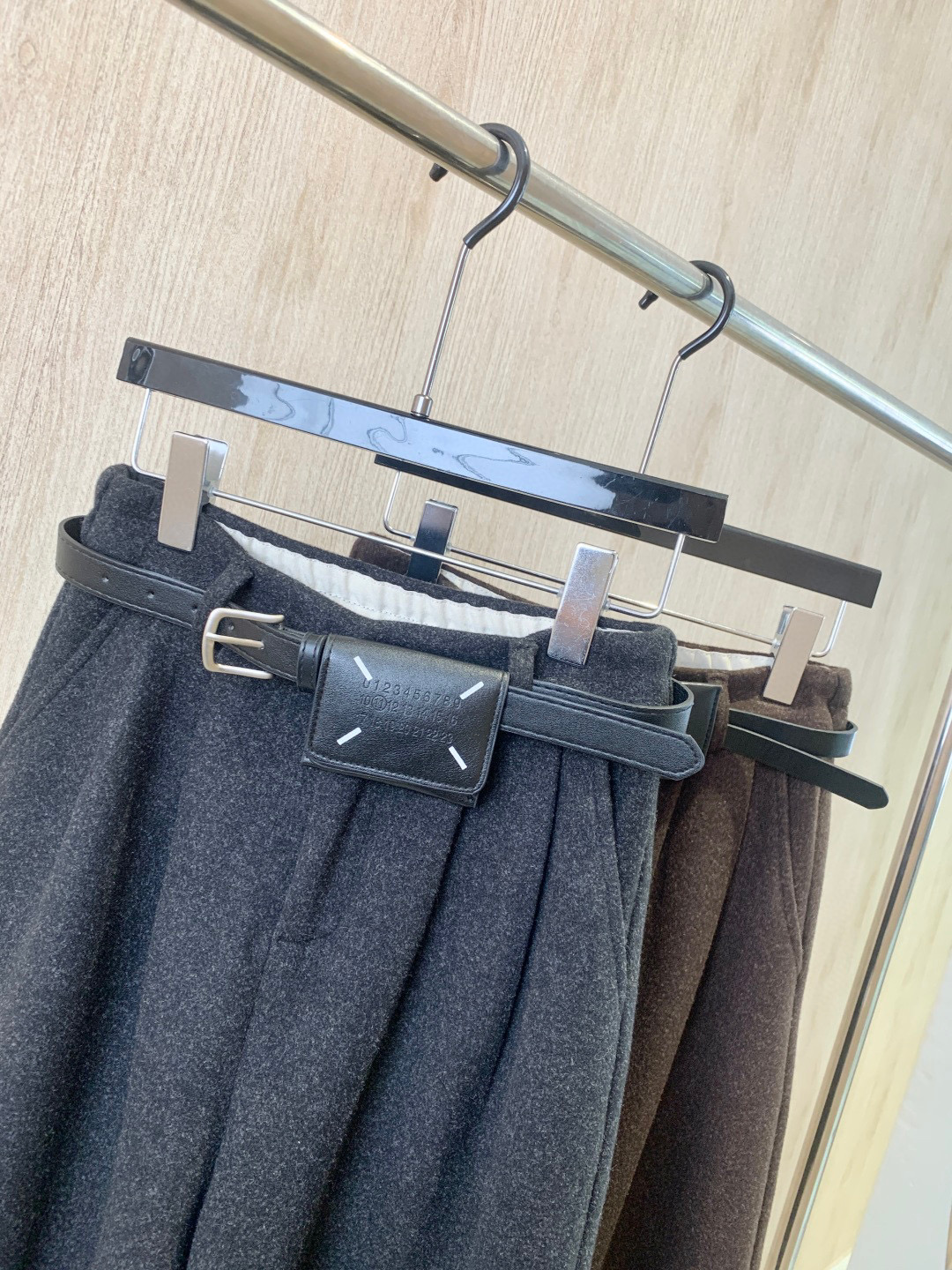 🛒𝐍𝐄𝐖 · 𝟐𝟎𝟐5/爆款现货原创 设计师｜2025新品九分加厚毛呢休闲裤订制包包腰带 质感光泽 垂顺