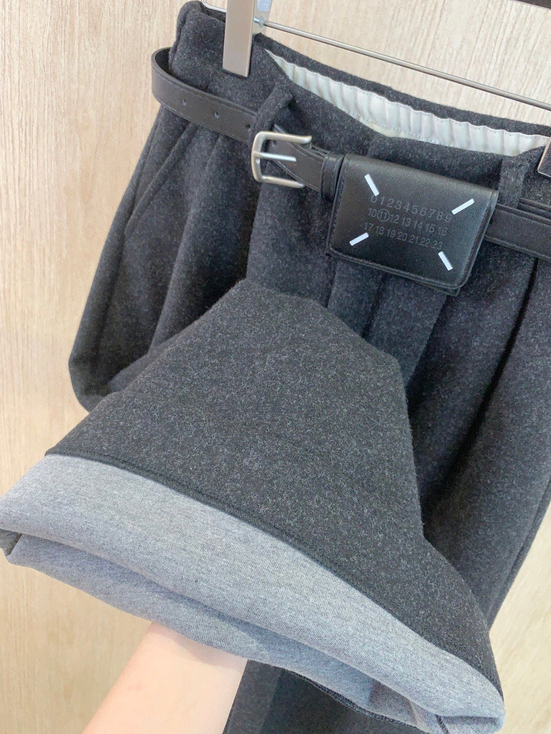🛒𝐍𝐄𝐖 · 𝟐𝟎𝟐5/爆款现货原创 设计师｜2025新品九分加厚毛呢休闲裤订制包包腰带 质感光泽 垂顺
