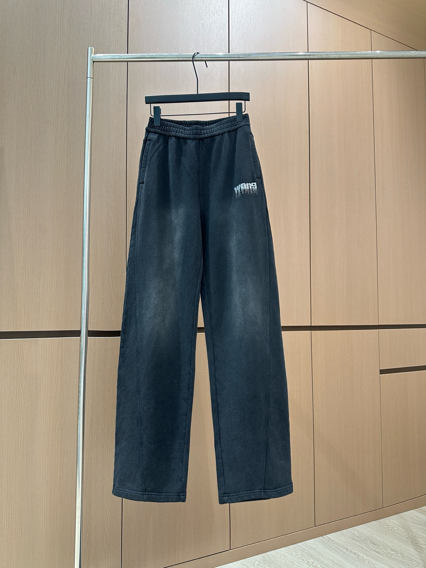 解锁渐变色洗水运动休闲裤，运动时髦两不误 秋冬加绒版在追求时尚与舒适的道路上，抽绳运动休闲裤绝对是你的不