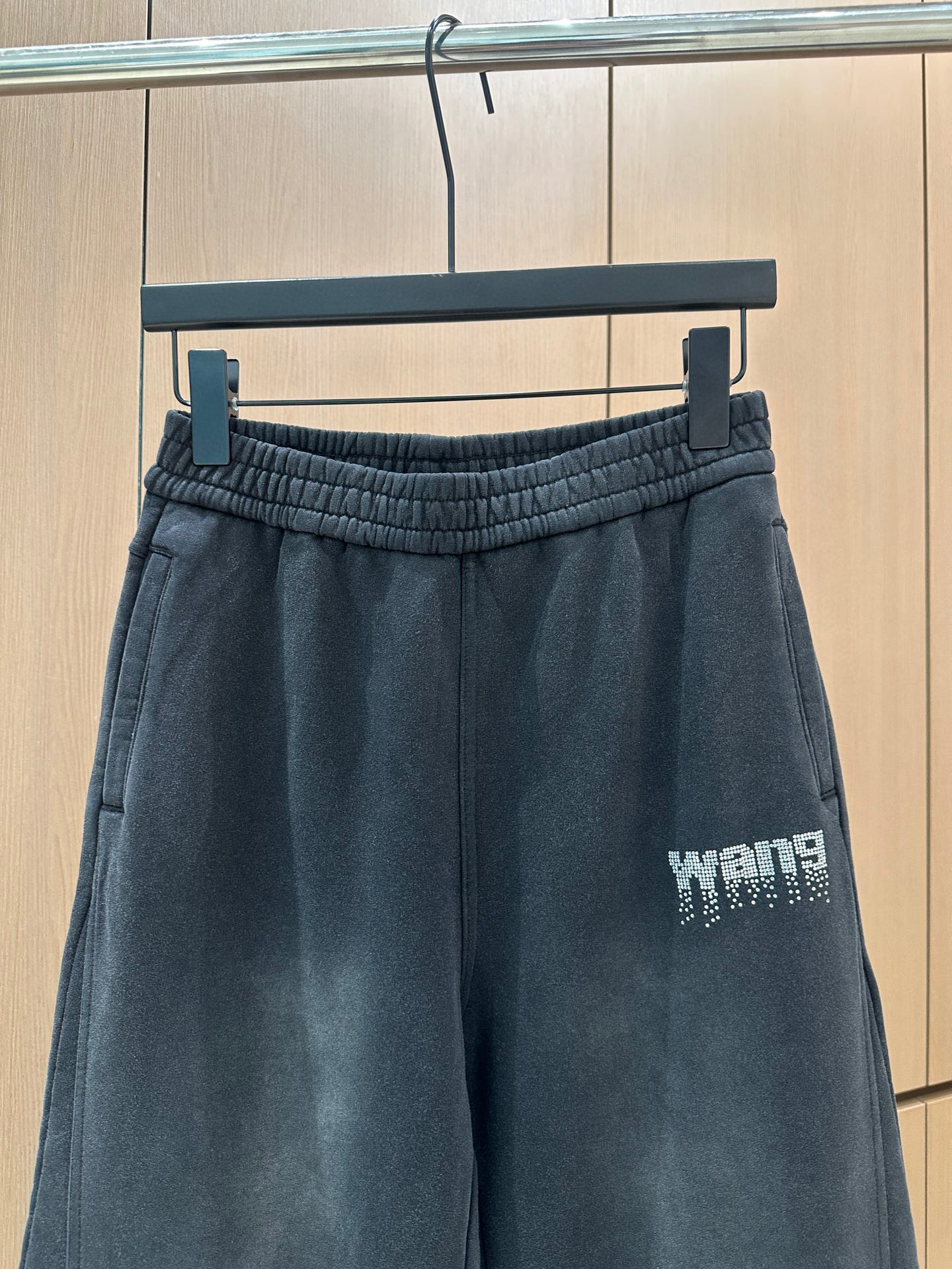 解锁渐变色洗水运动休闲裤，运动时髦两不误 秋冬加绒版在追求时尚与舒适的道路上，抽绳运动休闲裤绝对是你的不