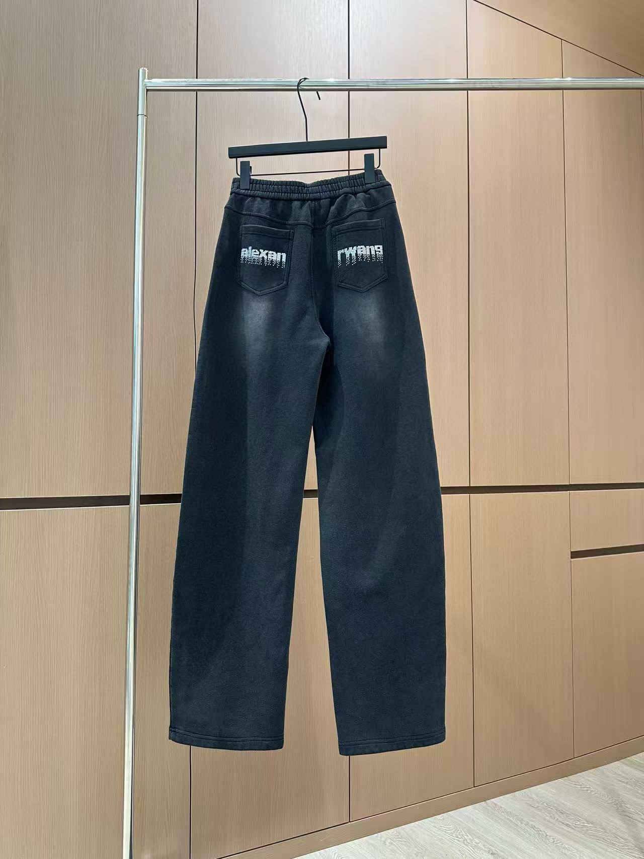 解锁渐变色洗水运动休闲裤，运动时髦两不误 秋冬加绒版在追求时尚与舒适的道路上，抽绳运动休闲裤绝对是你的不