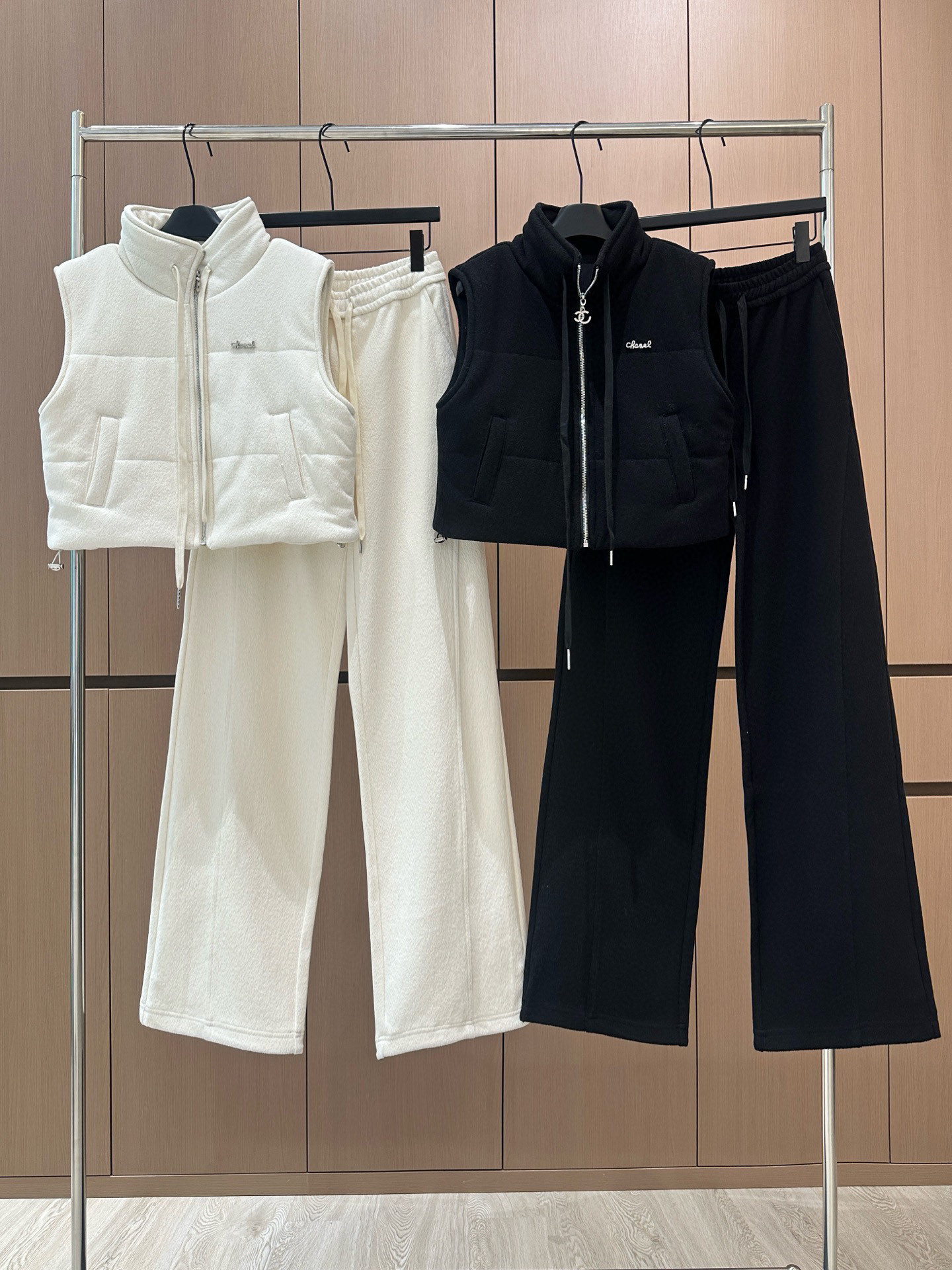 🛒𝐍𝐄𝐖 · 𝟐𝟎𝟐5/爆款现货设计师 原创｜经典羊毛马甲外套搭配束脚抽绳长裤套装定制高级面料，干净利落