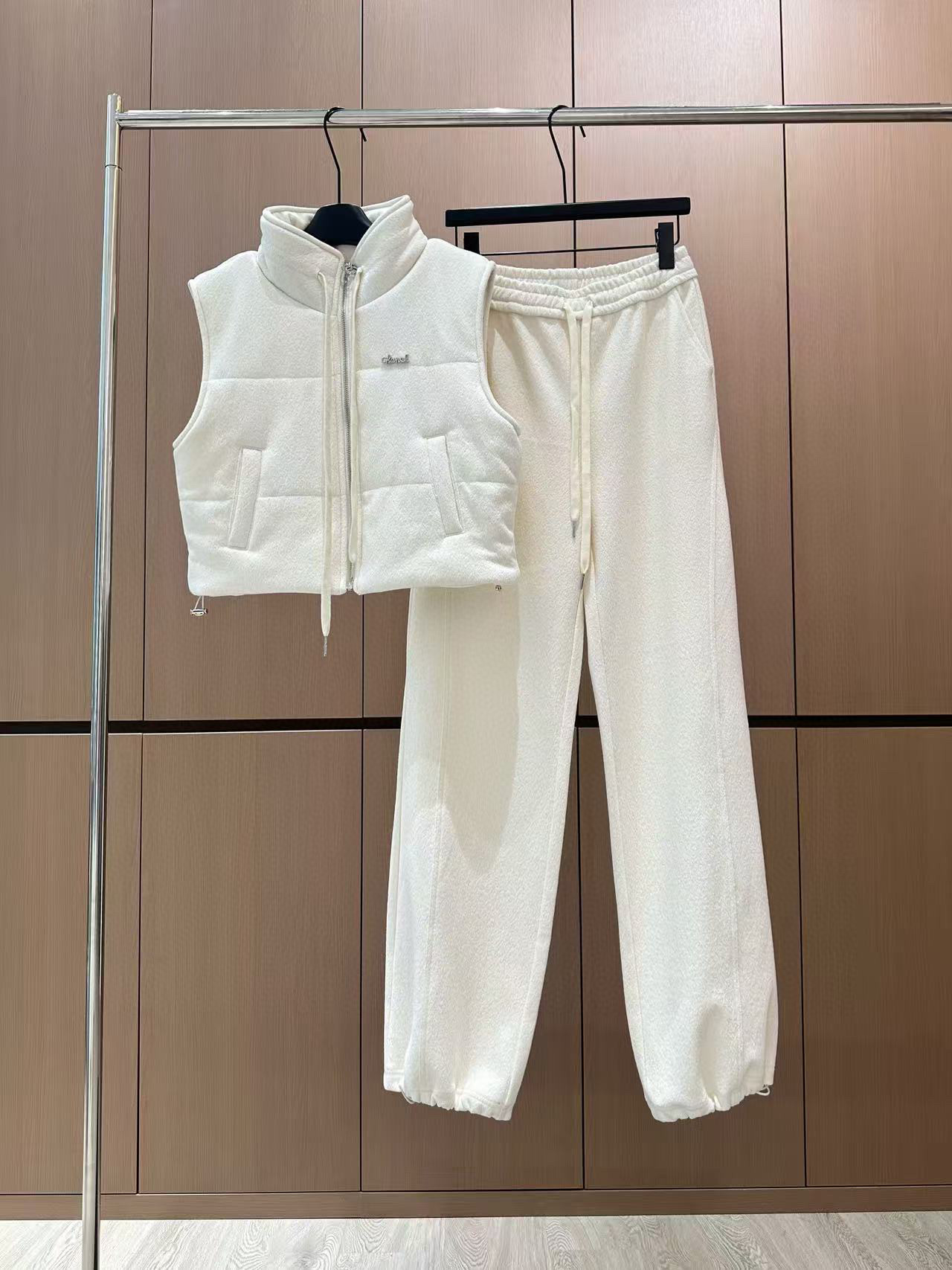 🛒𝐍𝐄𝐖 · 𝟐𝟎𝟐5/爆款现货设计师 原创｜经典羊毛马甲外套搭配束脚抽绳长裤套装定制高级面料，干净利落