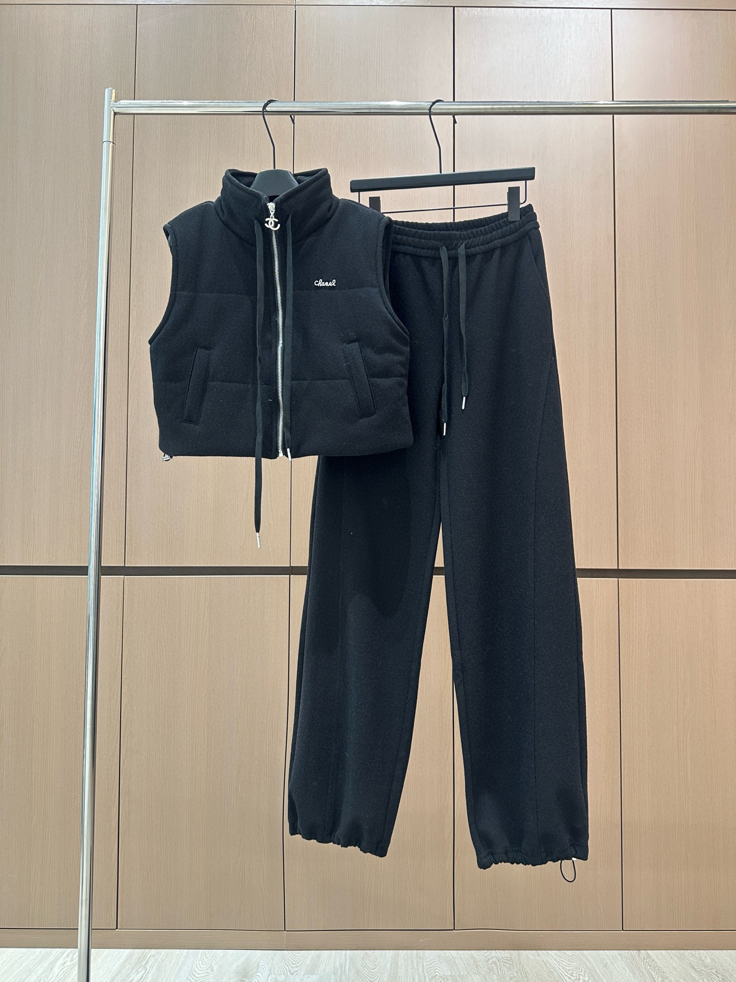 🛒𝐍𝐄𝐖 · 𝟐𝟎𝟐5/爆款现货设计师 原创｜经典羊毛马甲外套搭配束脚抽绳长裤套装定制高级面料，干净利落