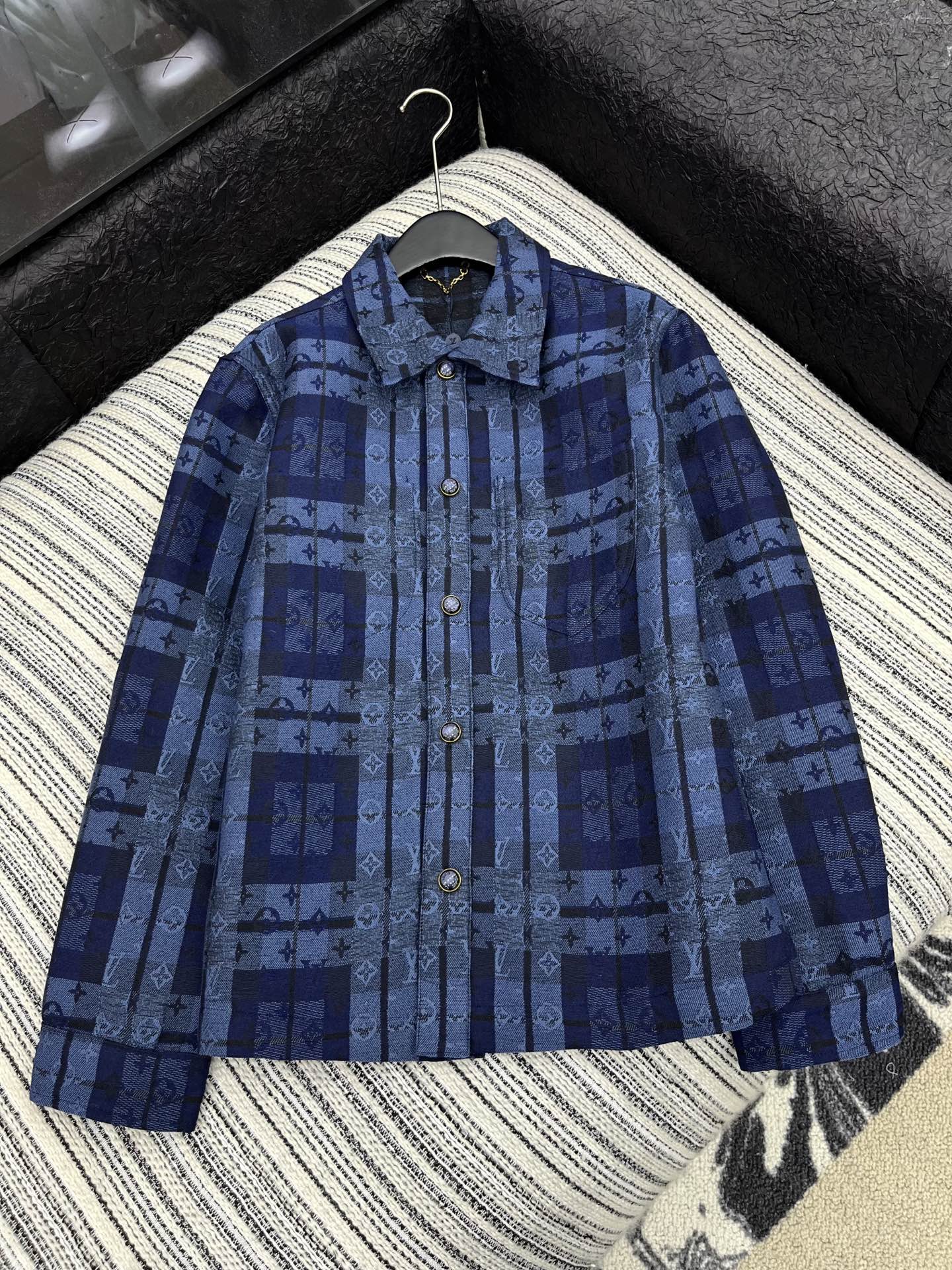 🛒𝐍𝐄𝐖 · 𝟐𝟎𝟐5/爆款现货【原版定制】Lv*｜ 2025新品提花牛仔外套 男女同款定制YB进口材质