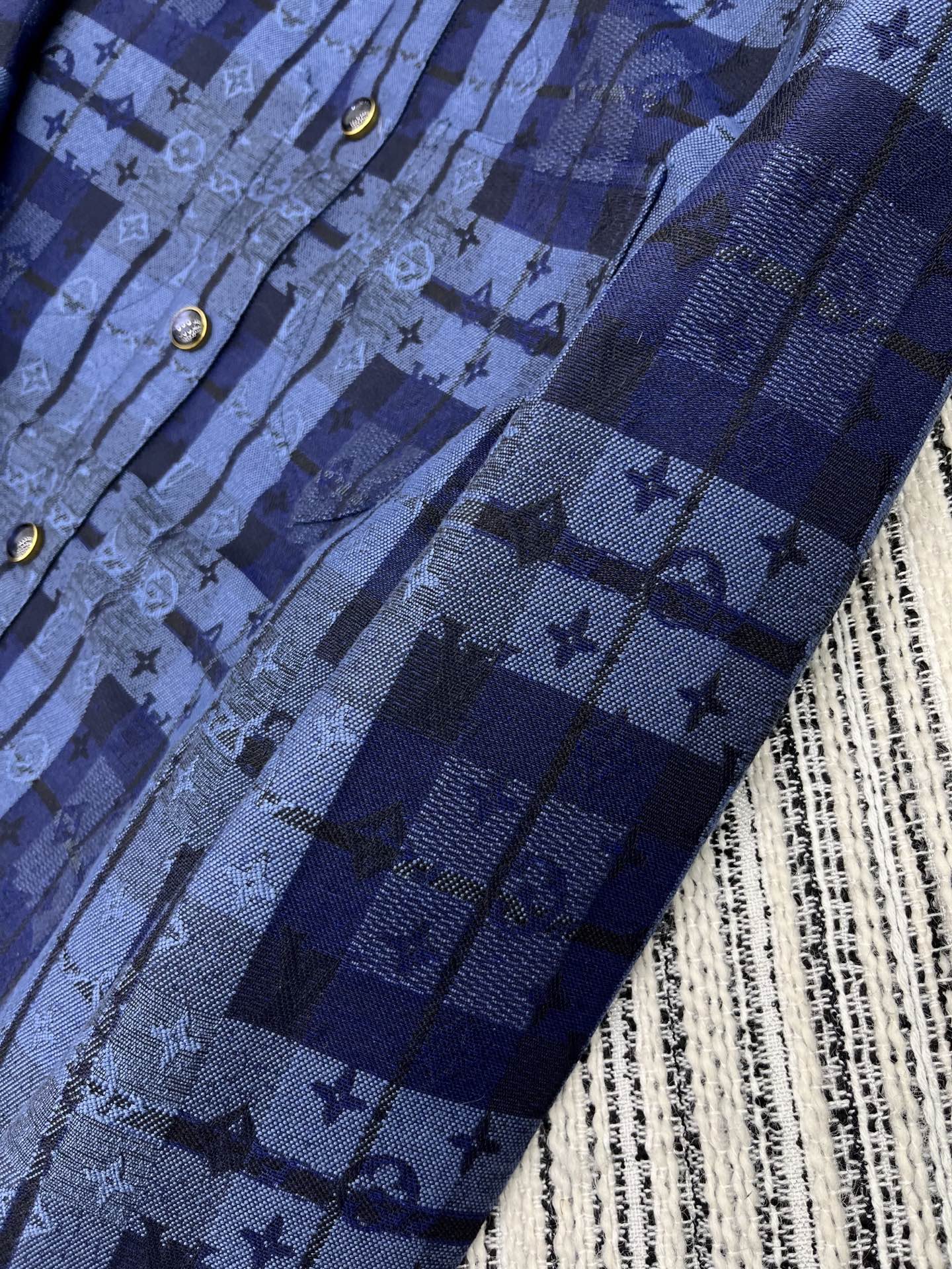 🛒𝐍𝐄𝐖 · 𝟐𝟎𝟐5/爆款现货【原版定制】Lv*｜ 2025新品提花牛仔外套 男女同款定制YB进口材质