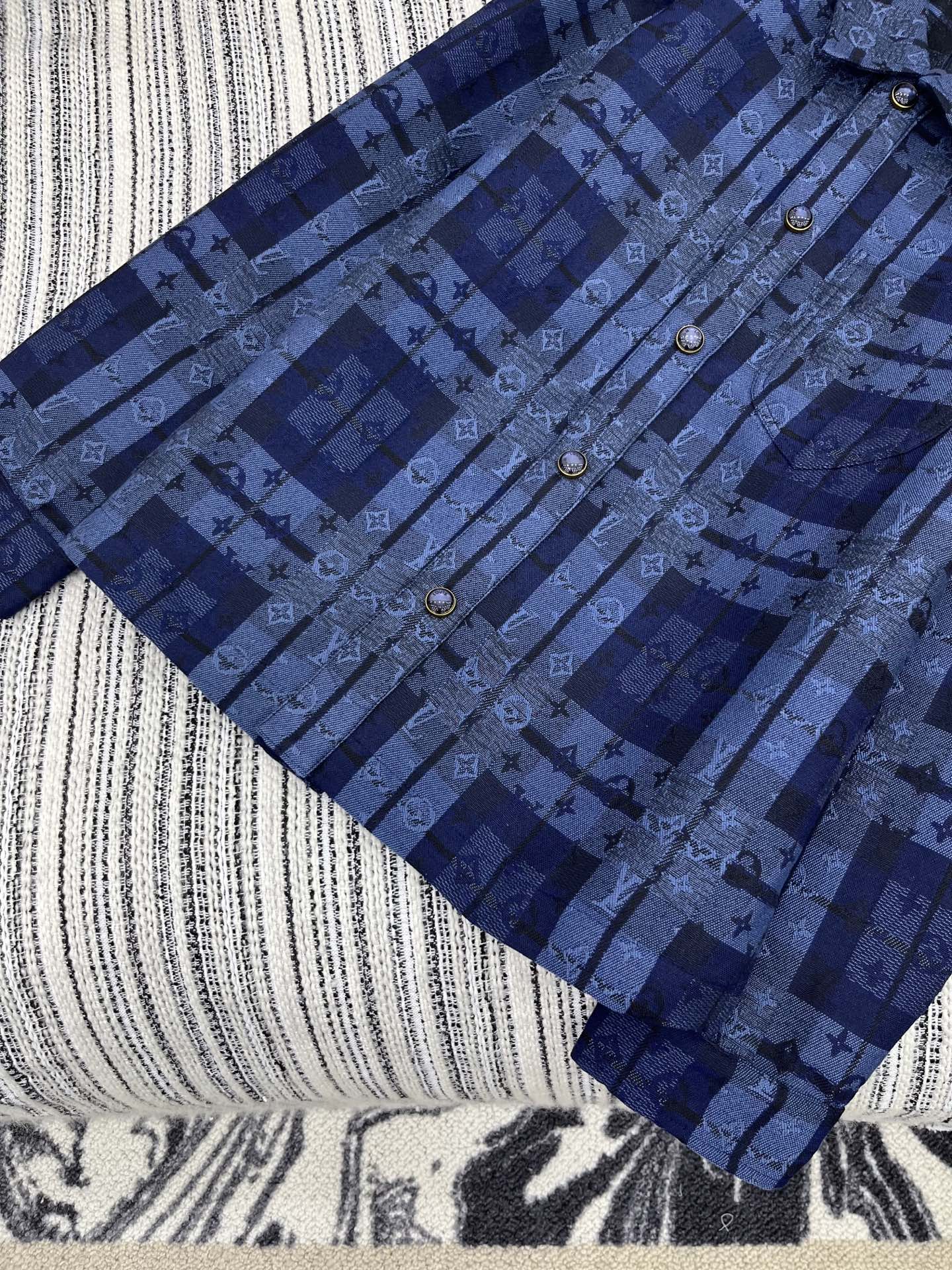 🛒𝐍𝐄𝐖 · 𝟐𝟎𝟐5/爆款现货【原版定制】Lv*｜ 2025新品提花牛仔外套 男女同款定制YB进口材质