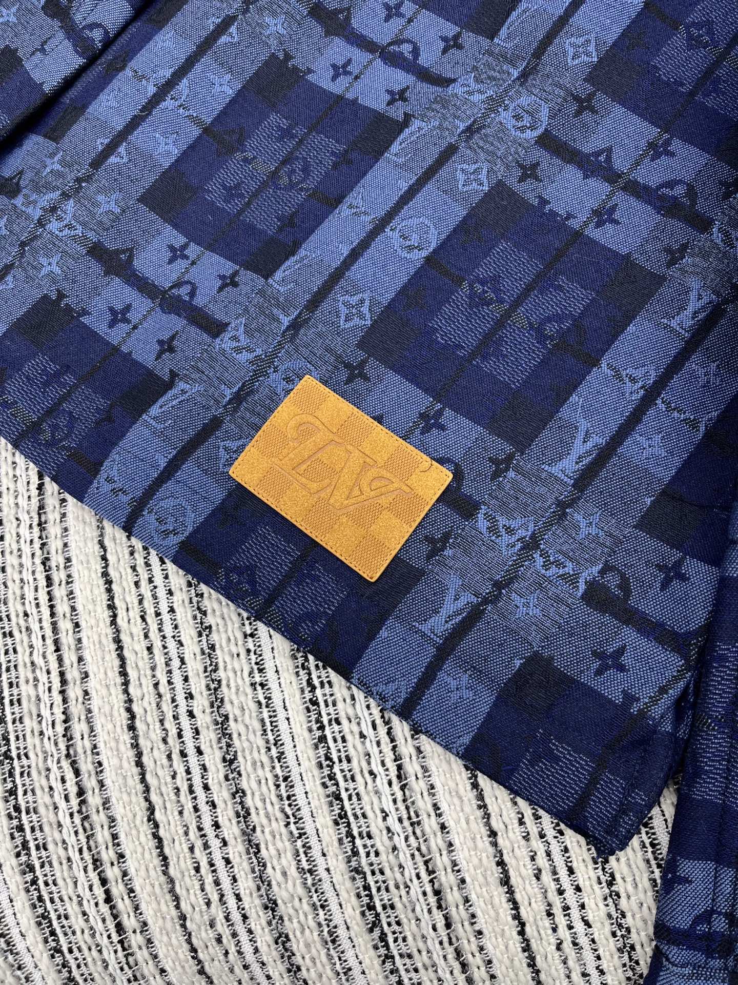 🛒𝐍𝐄𝐖 · 𝟐𝟎𝟐5/爆款现货【原版定制】Lv*｜ 2025新品提花牛仔外套 男女同款定制YB进口材质