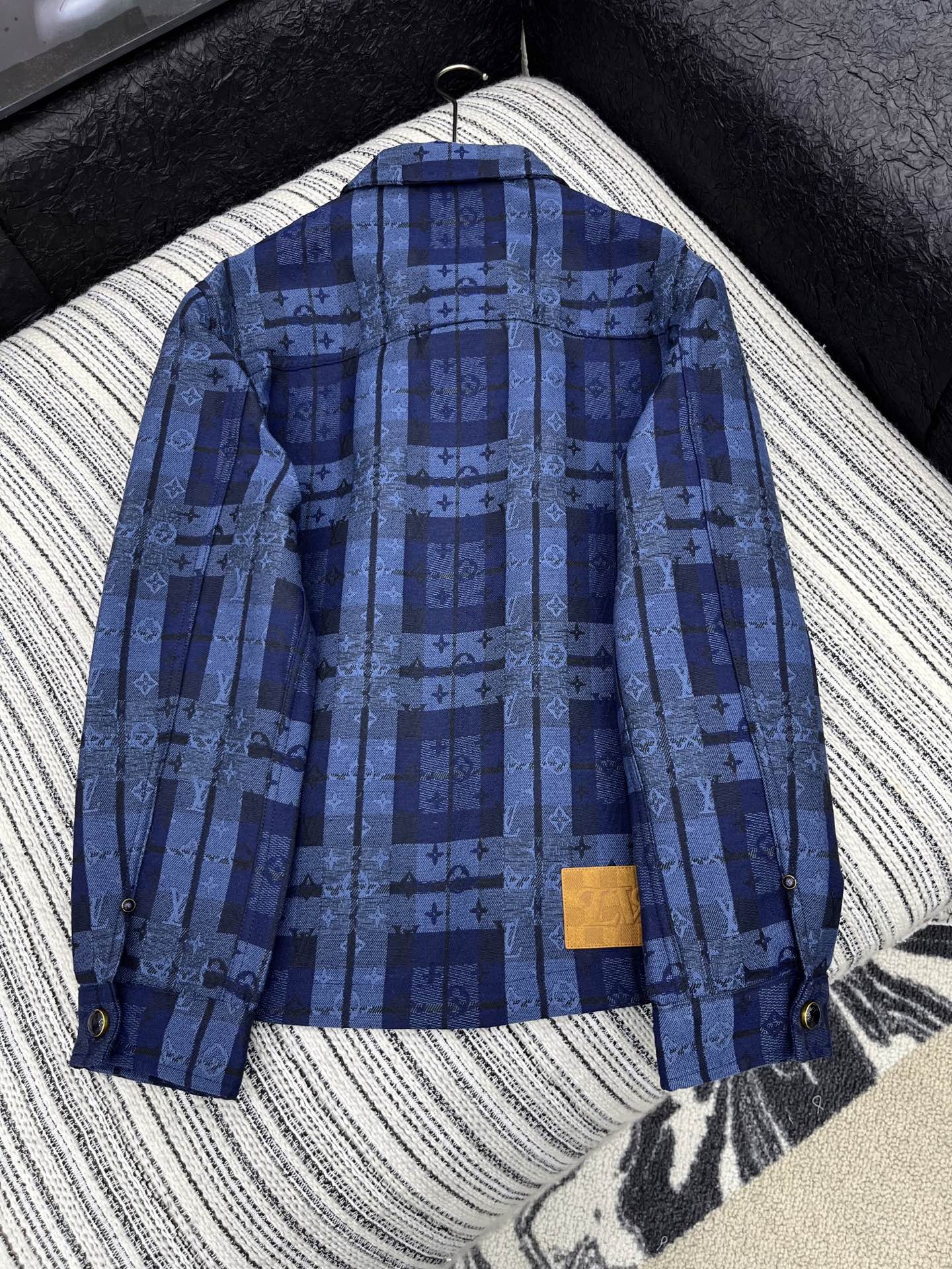 🛒𝐍𝐄𝐖 · 𝟐𝟎𝟐5/爆款现货【原版定制】Lv*｜ 2025新品提花牛仔外套 男女同款定制YB进口材质