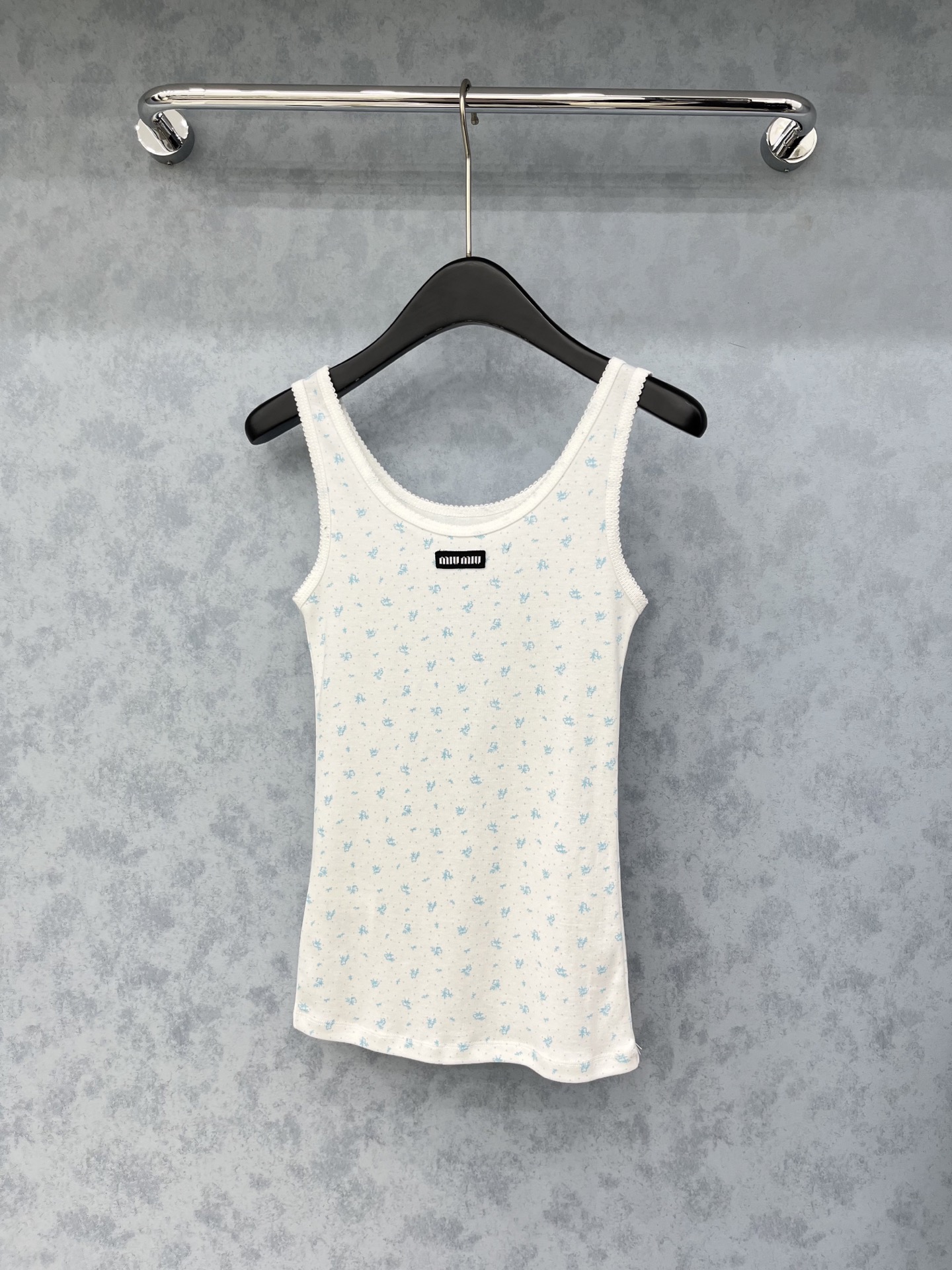 🛒𝐍𝐄𝐖 · 𝟐𝟎𝟐5/爆款现货原单品质 Miu Mi*｜25早秋新款圆领花边背心 系列款不同于传统的正