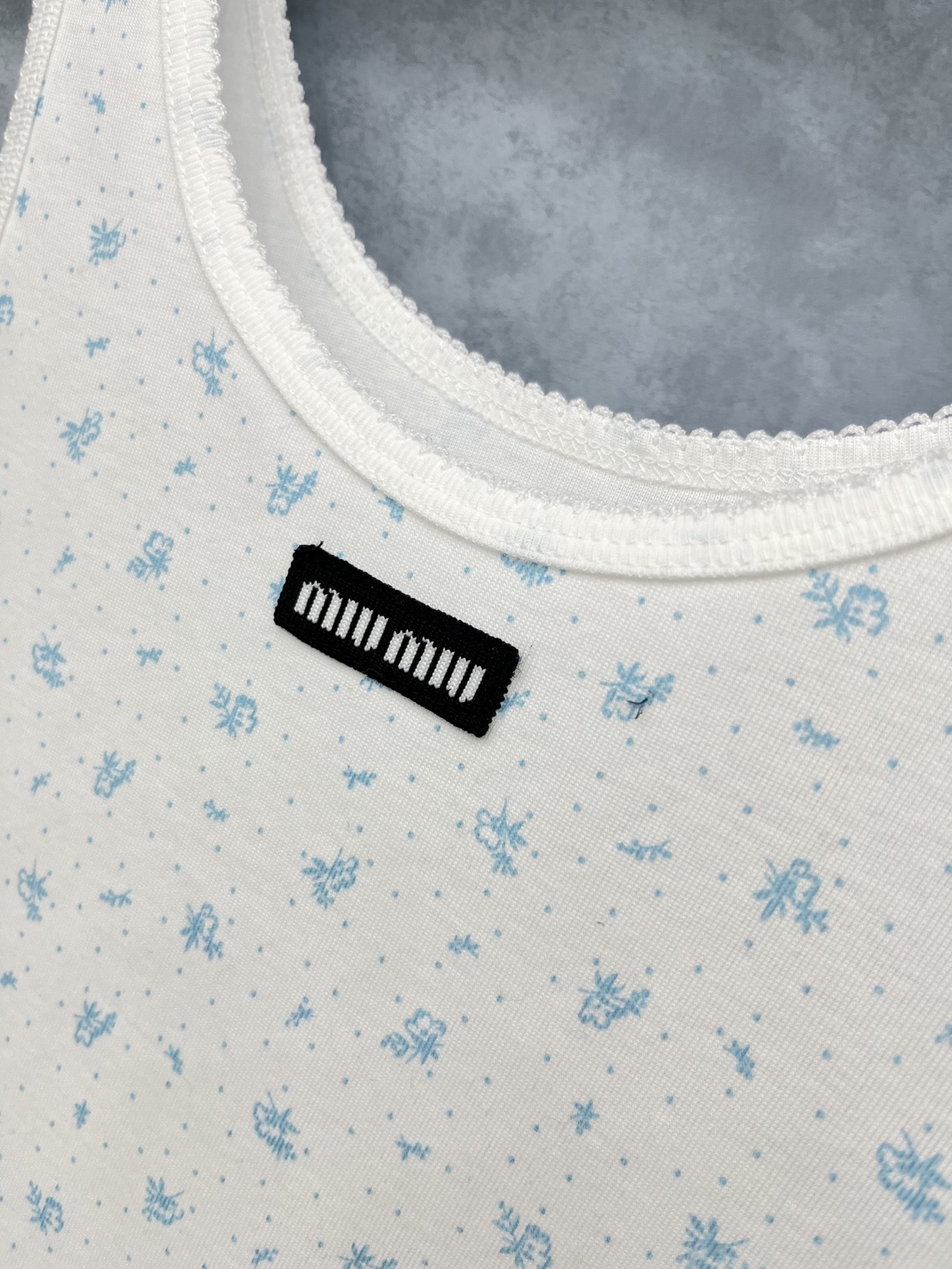 🛒𝐍𝐄𝐖 · 𝟐𝟎𝟐5/爆款现货原单品质 Miu Mi*｜25早秋新款圆领花边背心 系列款不同于传统的正