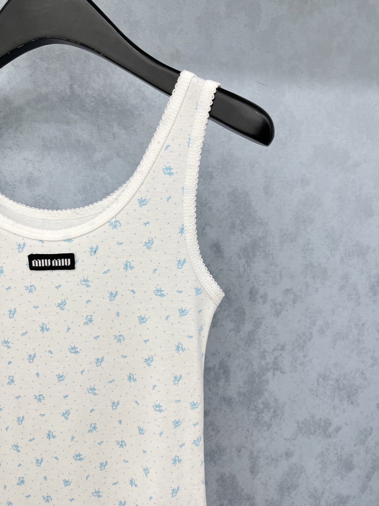 🛒𝐍𝐄𝐖 · 𝟐𝟎𝟐5/爆款现货原单品质 Miu Mi*｜25早秋新款圆领花边背心 系列款不同于传统的正
