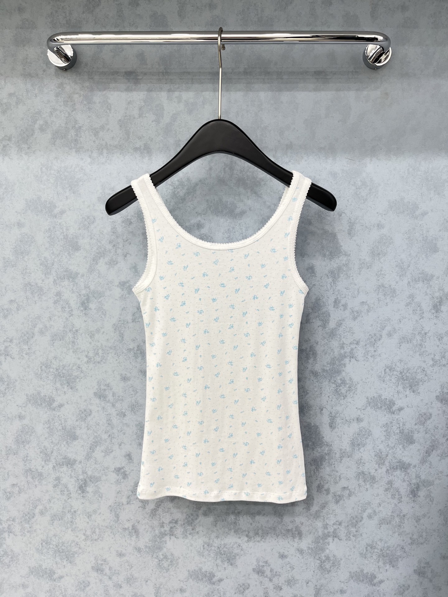 🛒𝐍𝐄𝐖 · 𝟐𝟎𝟐5/爆款现货原单品质 Miu Mi*｜25早秋新款圆领花边背心 系列款不同于传统的正