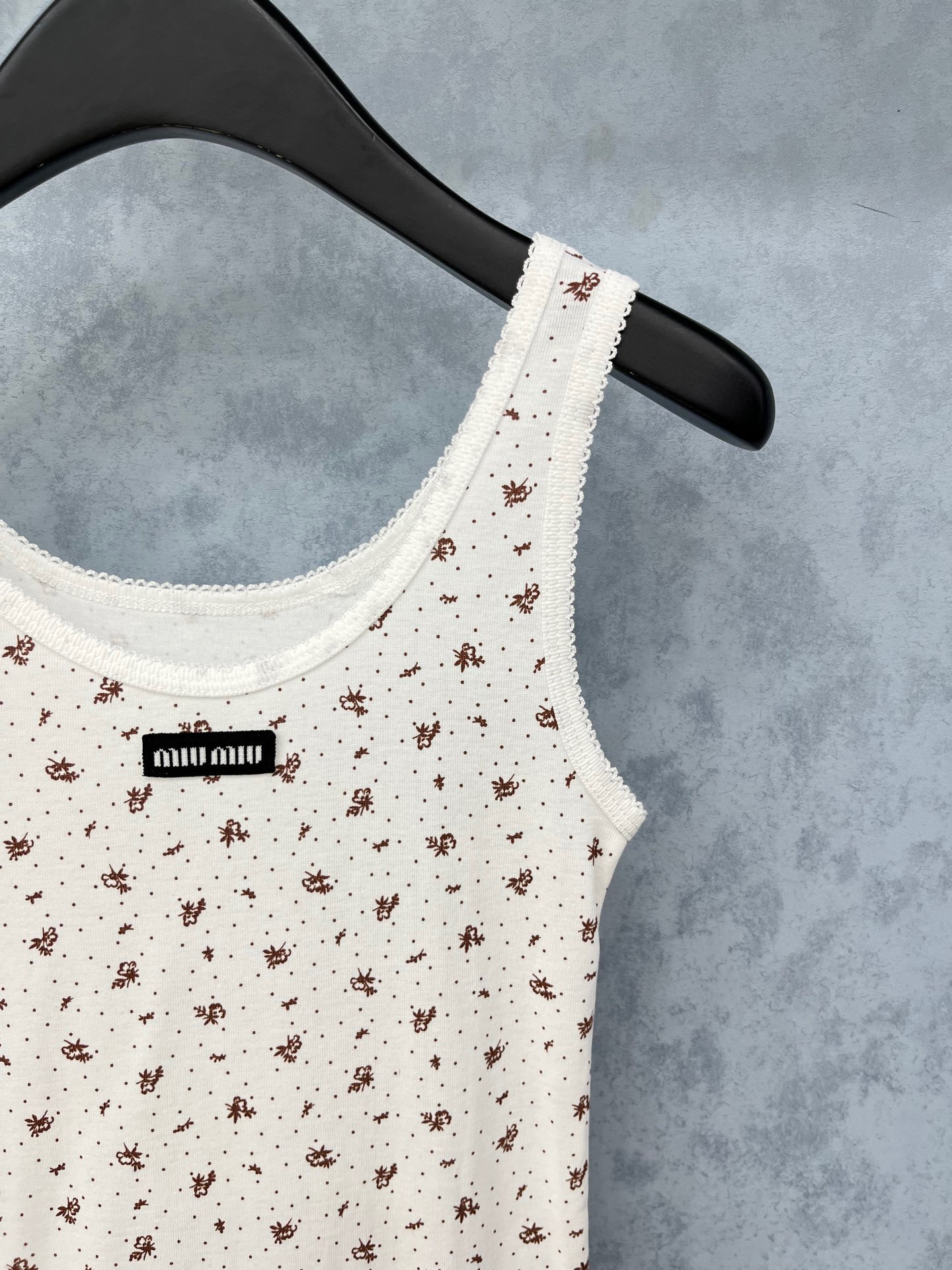 🛒𝐍𝐄𝐖 · 𝟐𝟎𝟐5/爆款现货原单品质 Miu Mi*｜25早秋新款圆领花边背心 系列款不同于传统的正