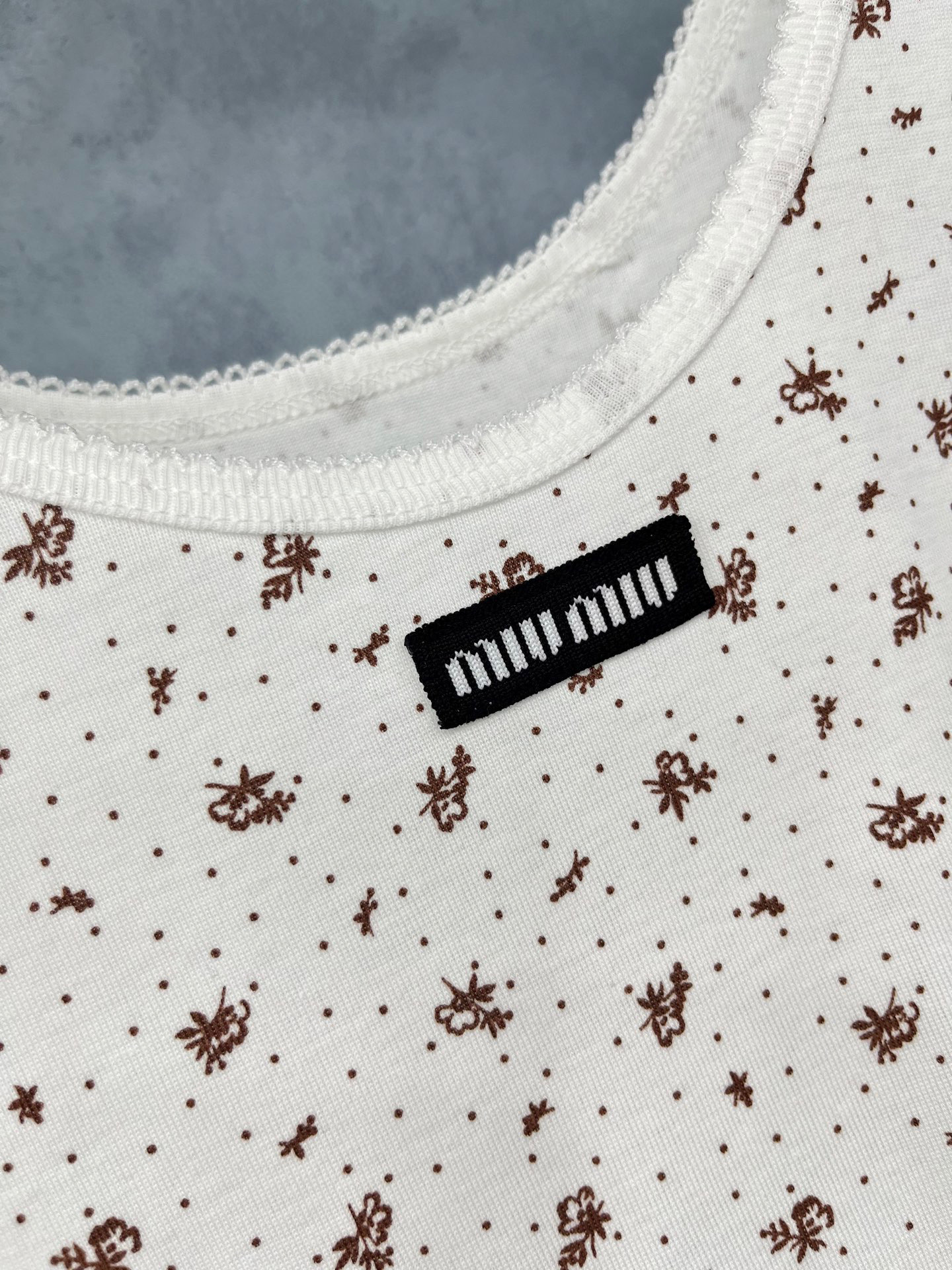 🛒𝐍𝐄𝐖 · 𝟐𝟎𝟐5/爆款现货原单品质 Miu Mi*｜25早秋新款圆领花边背心 系列款不同于传统的正