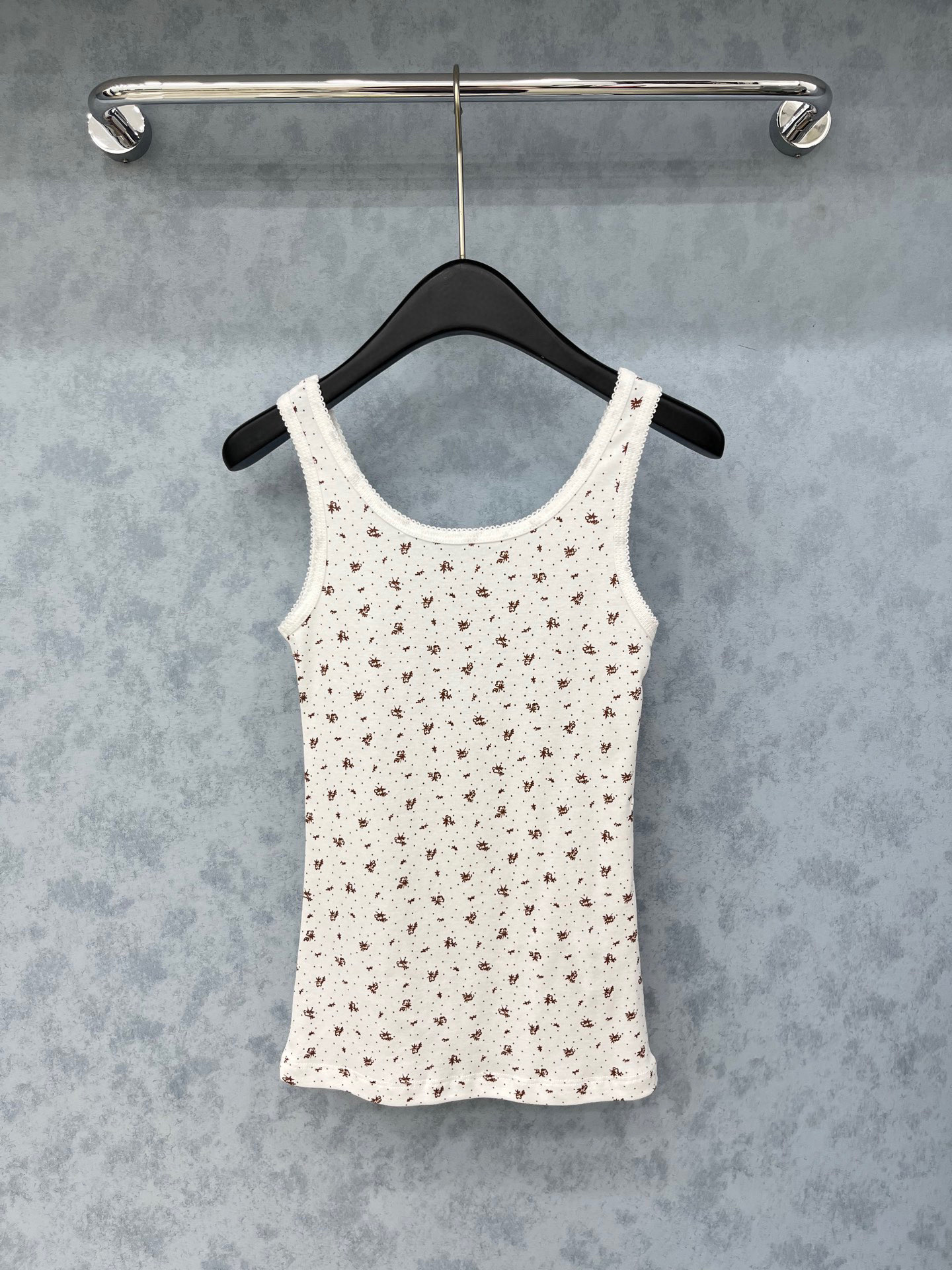 🛒𝐍𝐄𝐖 · 𝟐𝟎𝟐5/爆款现货原单品质 Miu Mi*｜25早秋新款圆领花边背心 系列款不同于传统的正