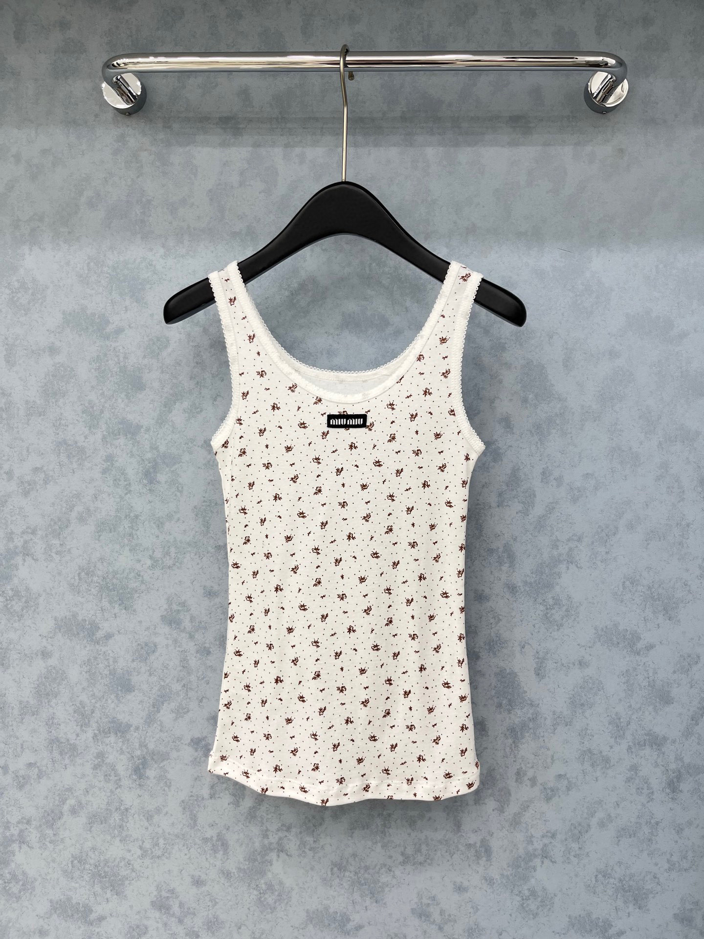 🛒𝐍𝐄𝐖 · 𝟐𝟎𝟐5/爆款现货原单品质 Miu Mi*｜25早秋新款圆领花边背心 系列款不同于传统的正