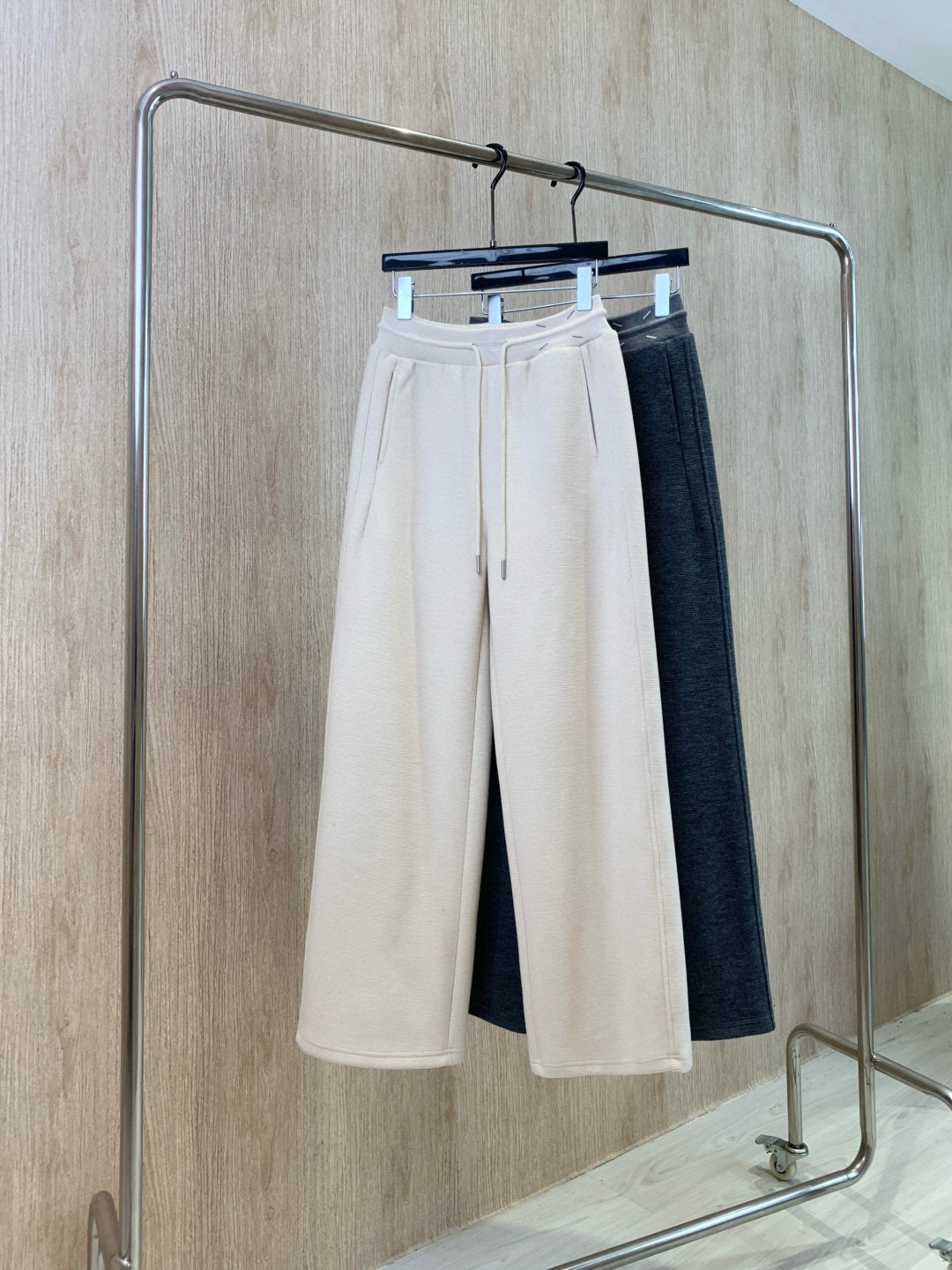 🛒𝐍𝐄𝐖 · 𝟐𝟎𝟐5/爆款现货原单品质 MM6｜抽绳休闲西裤高品质面料质感柔软细腻舒适气质百搭有型 低