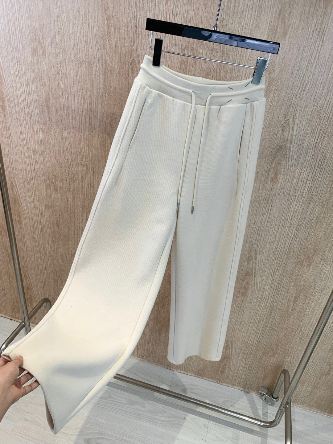 🛒𝐍𝐄𝐖 · 𝟐𝟎𝟐5/爆款现货原单品质 MM6｜抽绳休闲西裤高品质面料质感柔软细腻舒适气质百搭有型 低