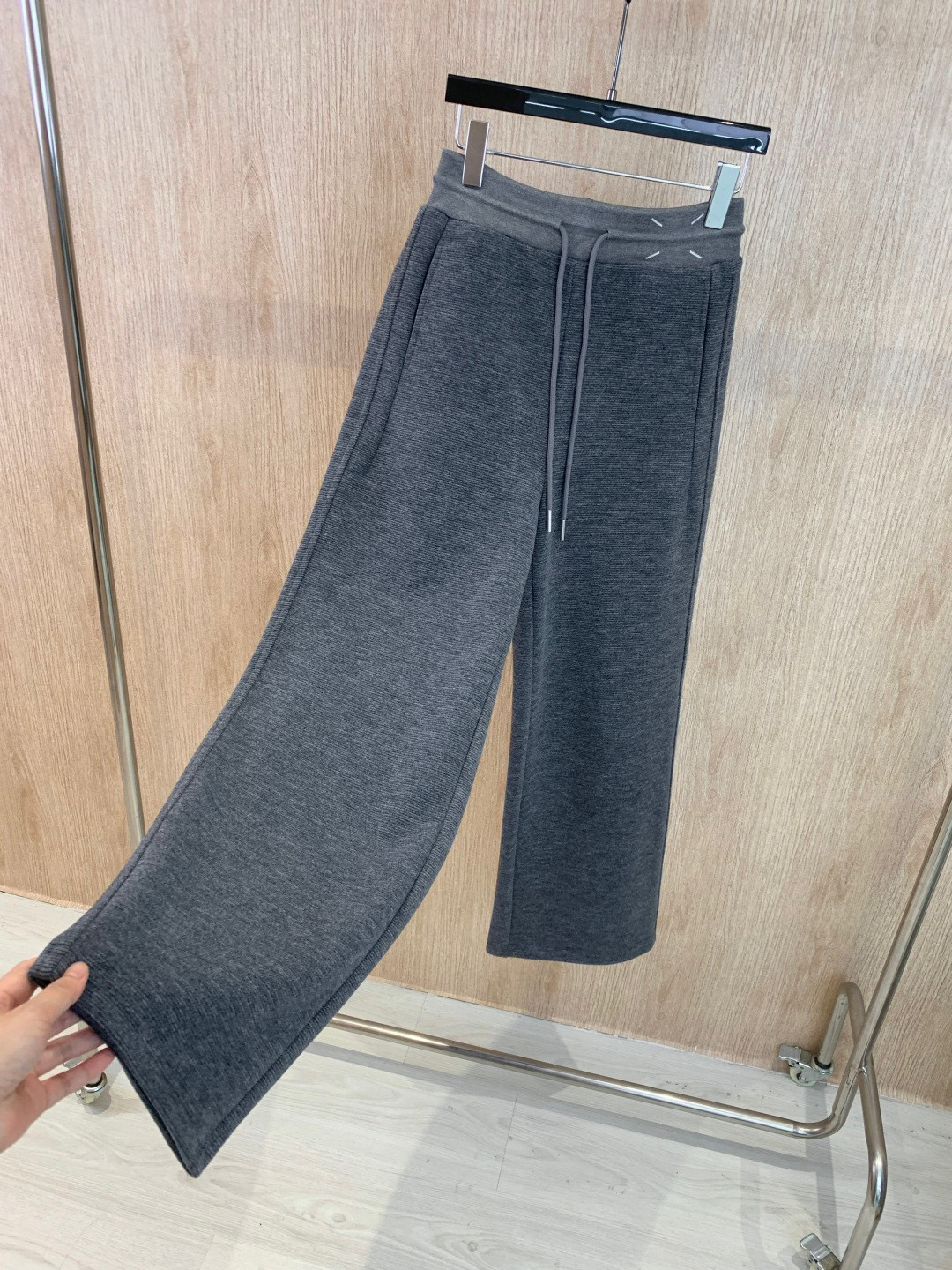 🛒𝐍𝐄𝐖 · 𝟐𝟎𝟐5/爆款现货原单品质 MM6｜抽绳休闲西裤高品质面料质感柔软细腻舒适气质百搭有型 低