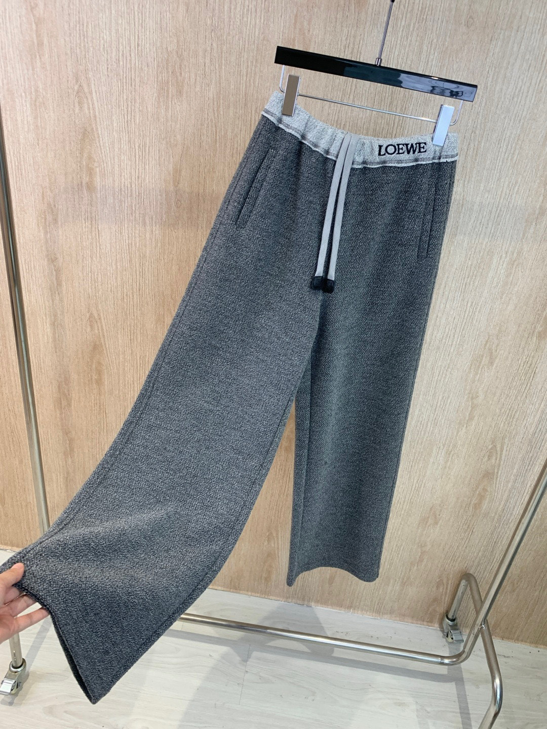 🛒𝐍𝐄𝐖 · 𝟐𝟎𝟐5/爆款现货原单品质 Loe*｜撞色抽绳休闲西裤高品质面料质感柔软细腻舒适气质百搭有