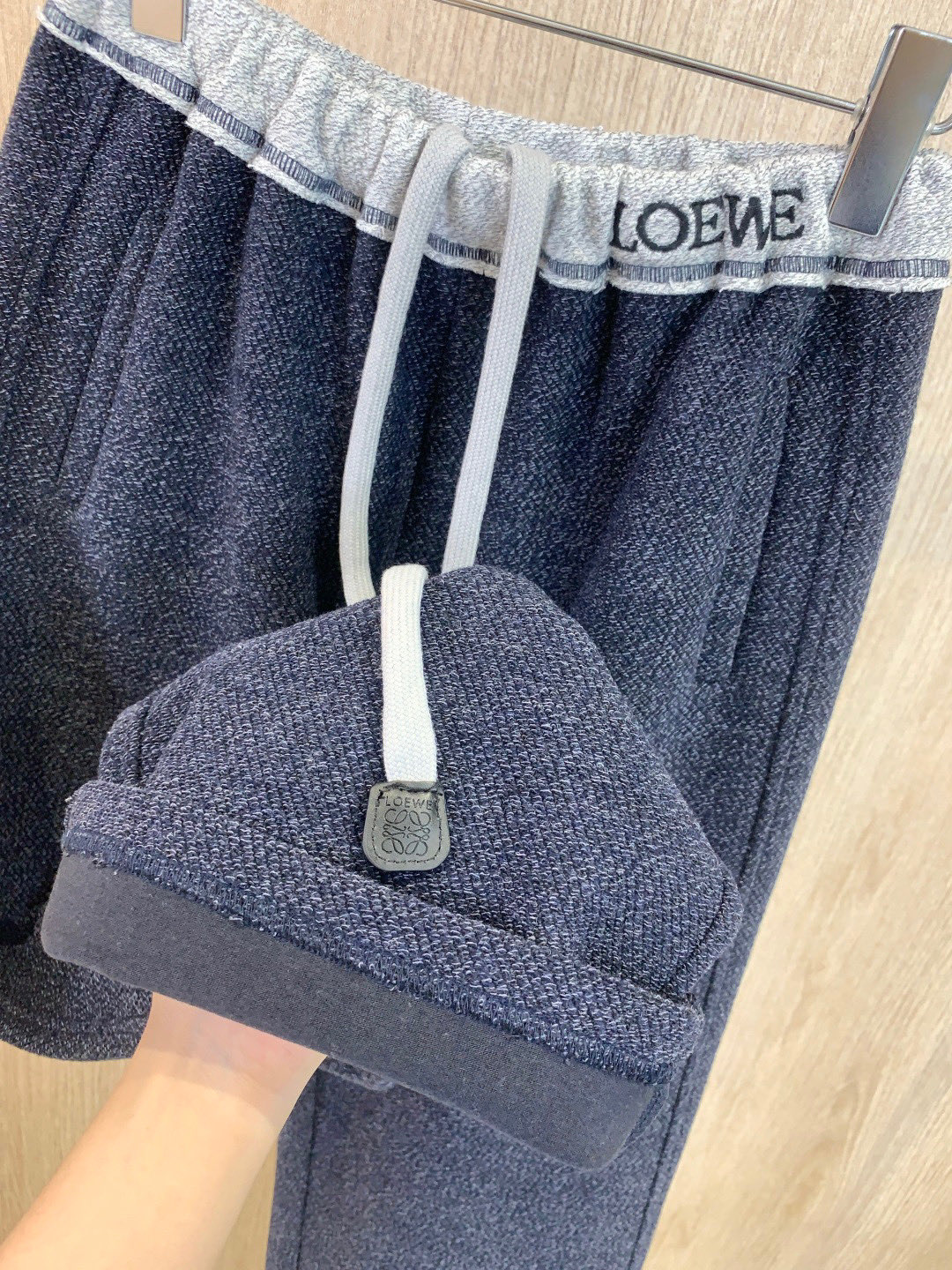 🛒𝐍𝐄𝐖 · 𝟐𝟎𝟐5/爆款现货原单品质 Loe*｜撞色抽绳休闲西裤高品质面料质感柔软细腻舒适气质百搭有