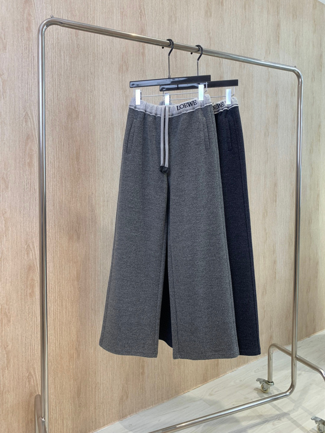 🛒𝐍𝐄𝐖 · 𝟐𝟎𝟐5/爆款现货原单品质 Loe*｜撞色抽绳休闲西裤高品质面料质感柔软细腻舒适气质百搭有