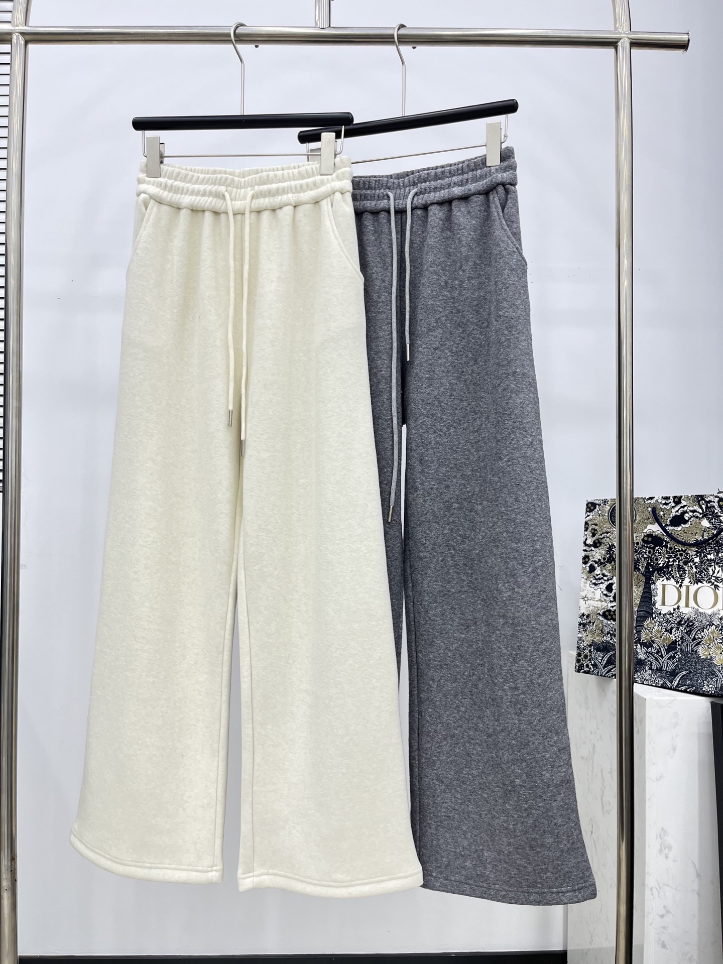 🛒𝐍𝐄𝐖 · 𝟐𝟎𝟐5/爆款现货原单品质 Ale*｜25早秋复合绒面新品套装！高端定制带帽外套，搭配松紧