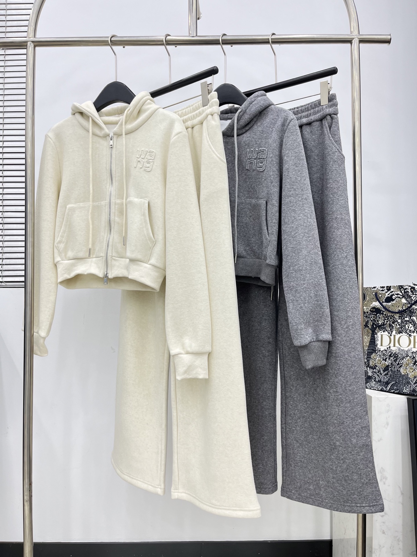 🛒𝐍𝐄𝐖 · 𝟐𝟎𝟐5/爆款现货原单品质 Ale*｜25早秋复合绒面新品套装！高端定制带帽外套，搭配松紧