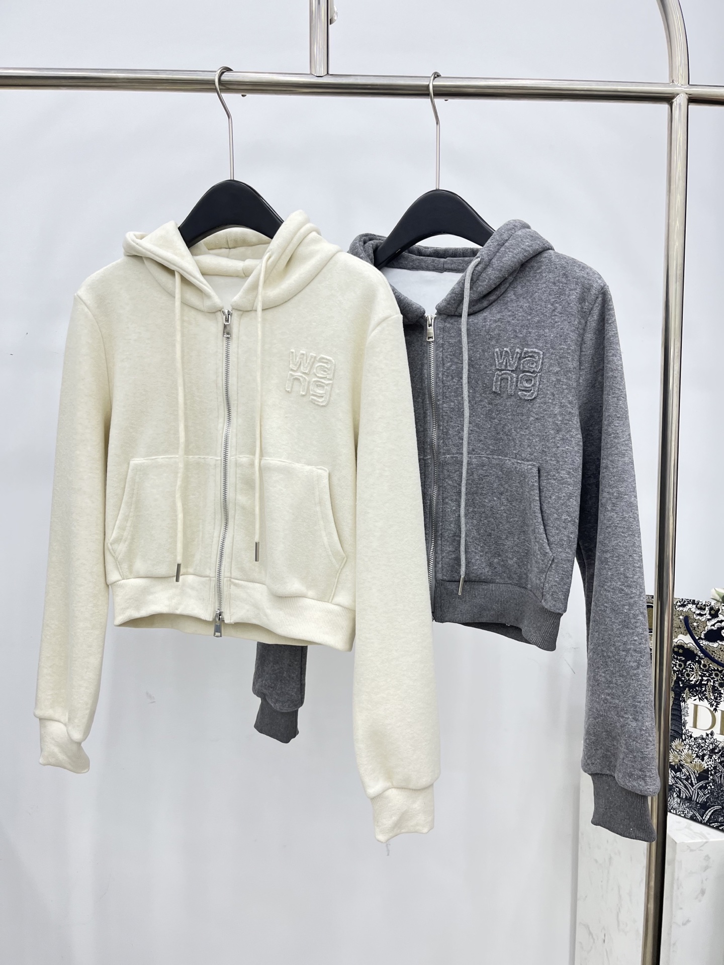 🛒𝐍𝐄𝐖 · 𝟐𝟎𝟐5/爆款现货原单品质 Ale*｜25早秋复合绒面新品套装！高端定制带帽外套，搭配松紧