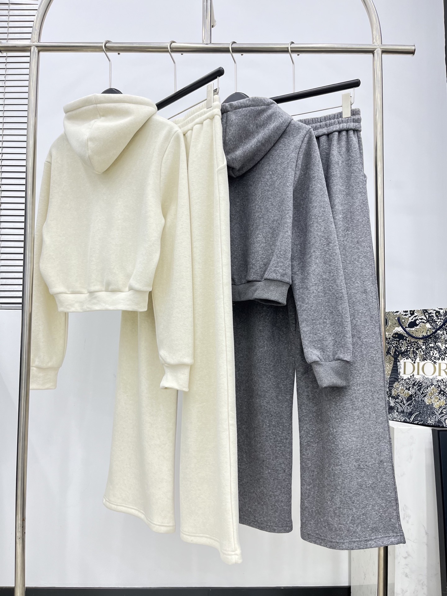 🛒𝐍𝐄𝐖 · 𝟐𝟎𝟐5/爆款现货原单品质 Ale*｜25早秋复合绒面新品套装！高端定制带帽外套，搭配松紧