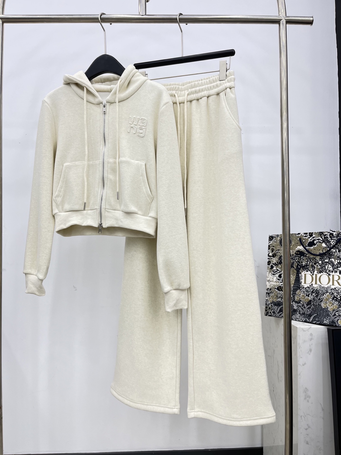 🛒𝐍𝐄𝐖 · 𝟐𝟎𝟐5/爆款现货原单品质 Ale*｜25早秋复合绒面新品套装！高端定制带帽外套，搭配松紧